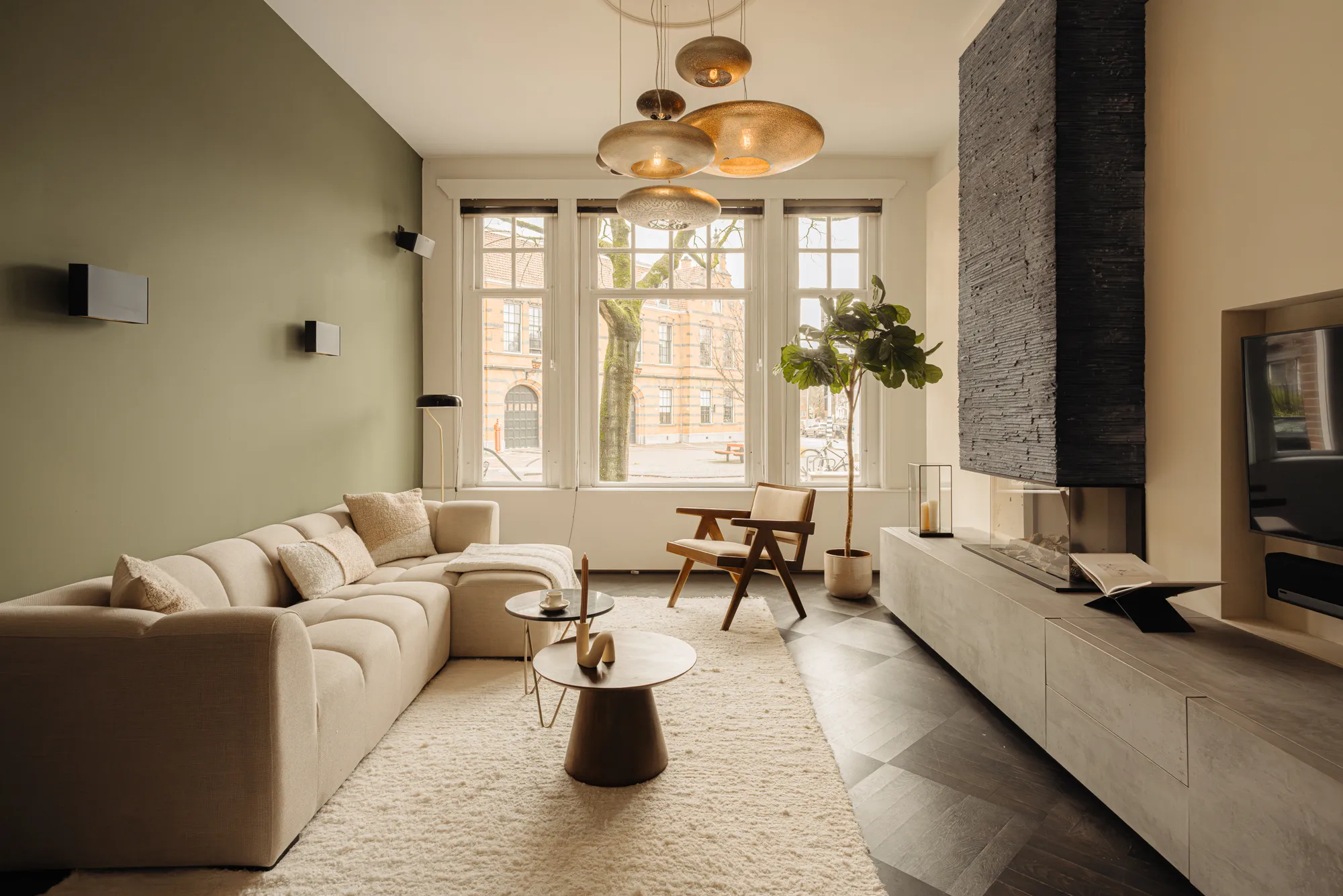 salon avec cheminée et mur vert décoration contemporaine
