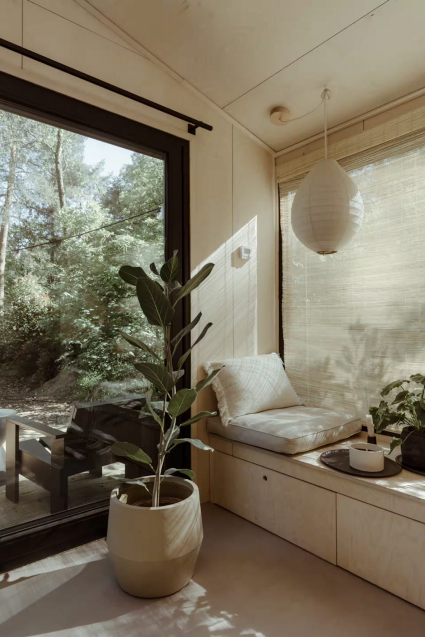 salon petite maison intérieur design avec terrasse bois entourée d salon petite maison intérieur design avec terrasse bois entourée d'arbres