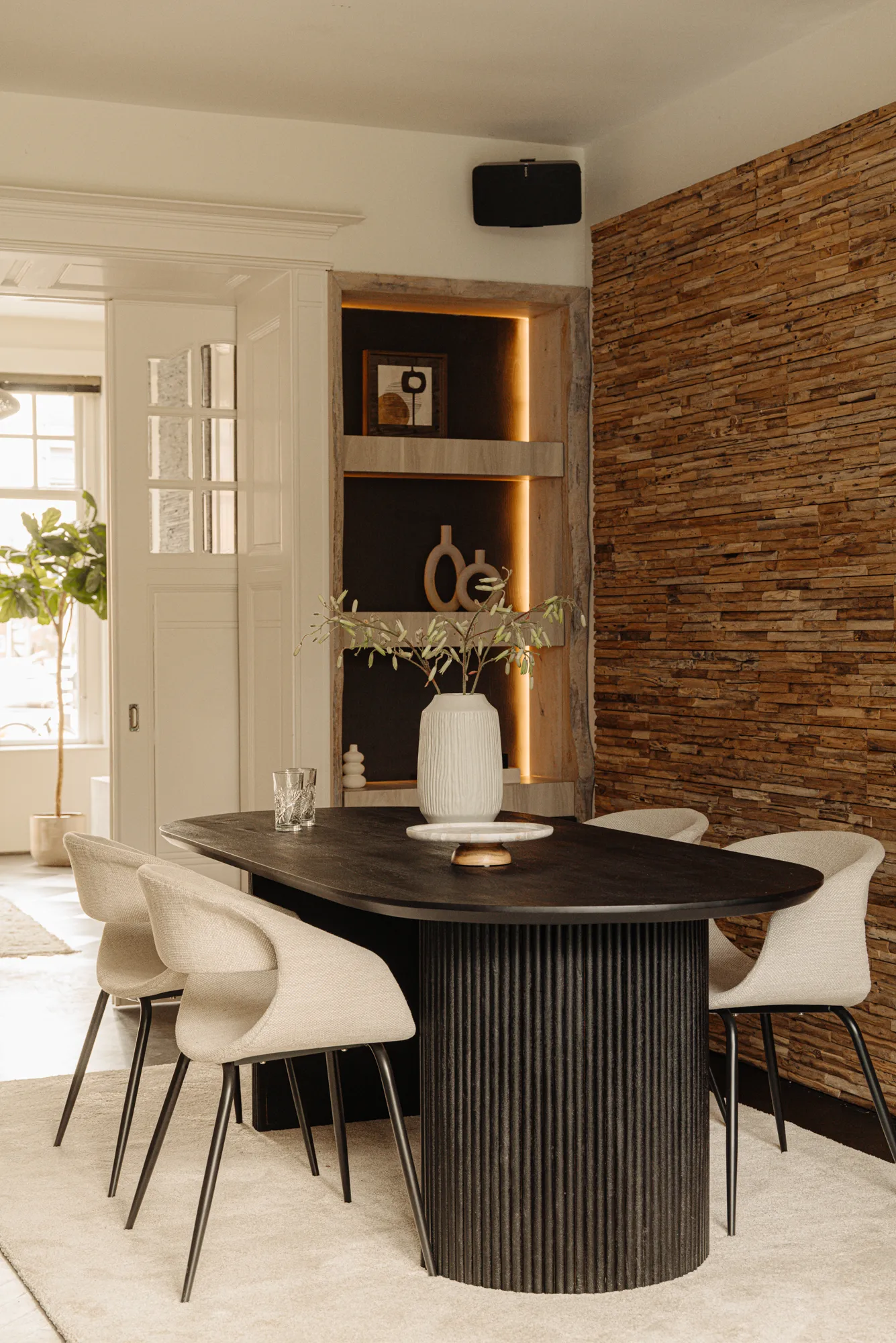 salle à manger mur de briques décoration contemporaine