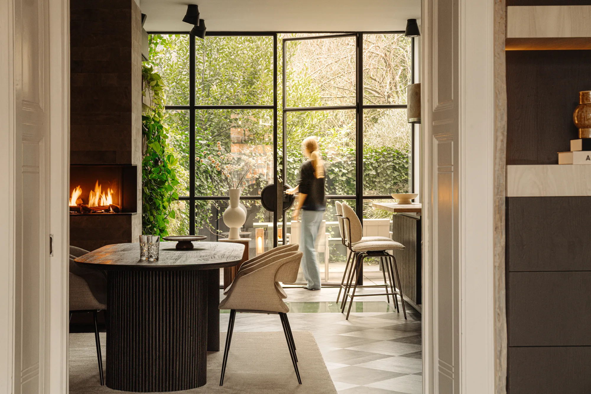 salle à manger et cuisine sur jardin avec fenêtre verrière décoration contemporaine