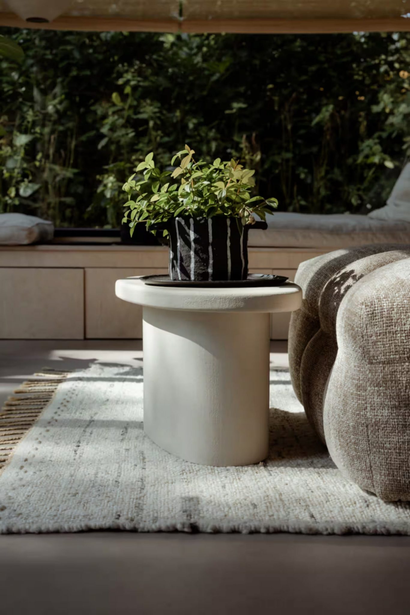 salon petite maison intérieur design avec terrasse bois entourée d salon petite maison intérieur design avec terrasse bois entourée d'arbres