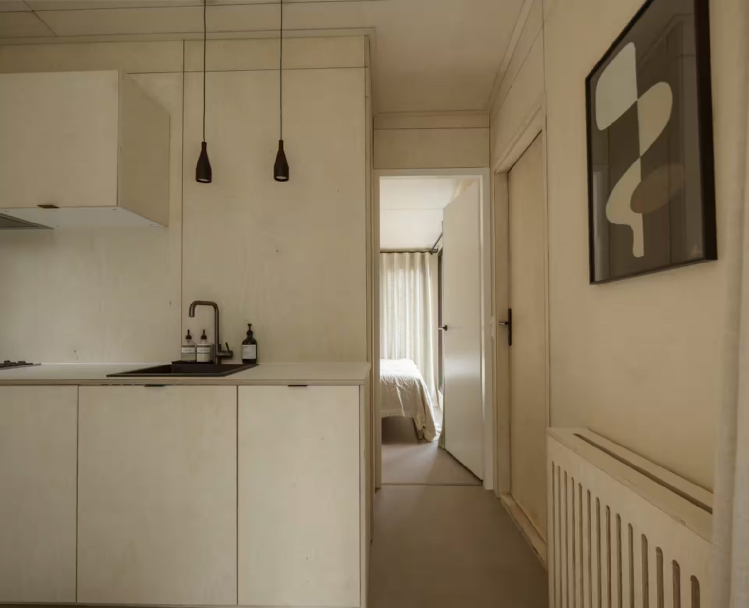 cuisine beige petite maison intérieur design avec terrasse bois entourée d cuisine beige petite maison intérieur design avec terrasse bois entourée d'arbres