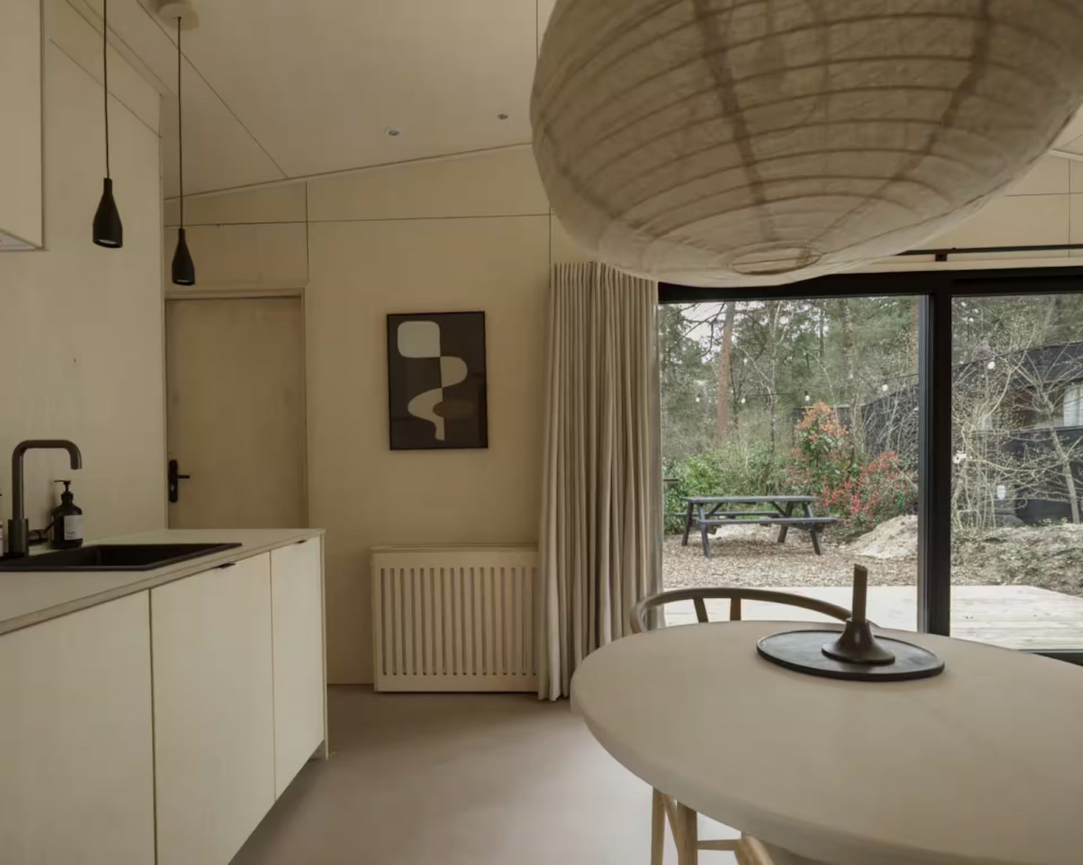 salle à manger et cuisine beige petite maison intérieur design avec terrasse bois entourée d salle à manger et cuisine beige petite maison intérieur design avec terrasse bois entourée d'arbres