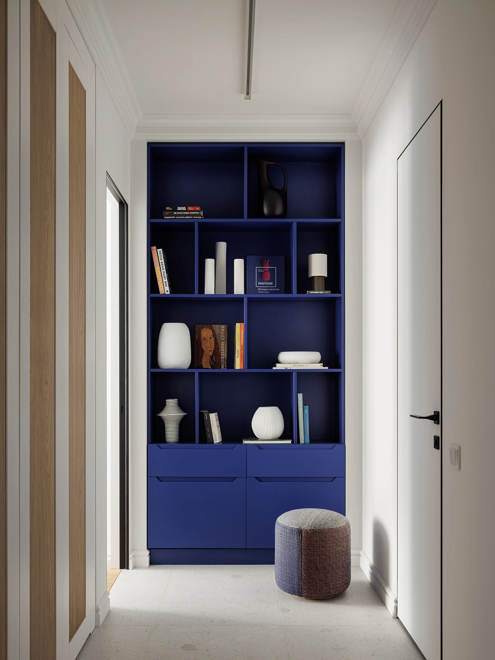 entrée avec bibliothèque bleue décoration design colorée entrée avec bibliothèque bleue décoration design colorée