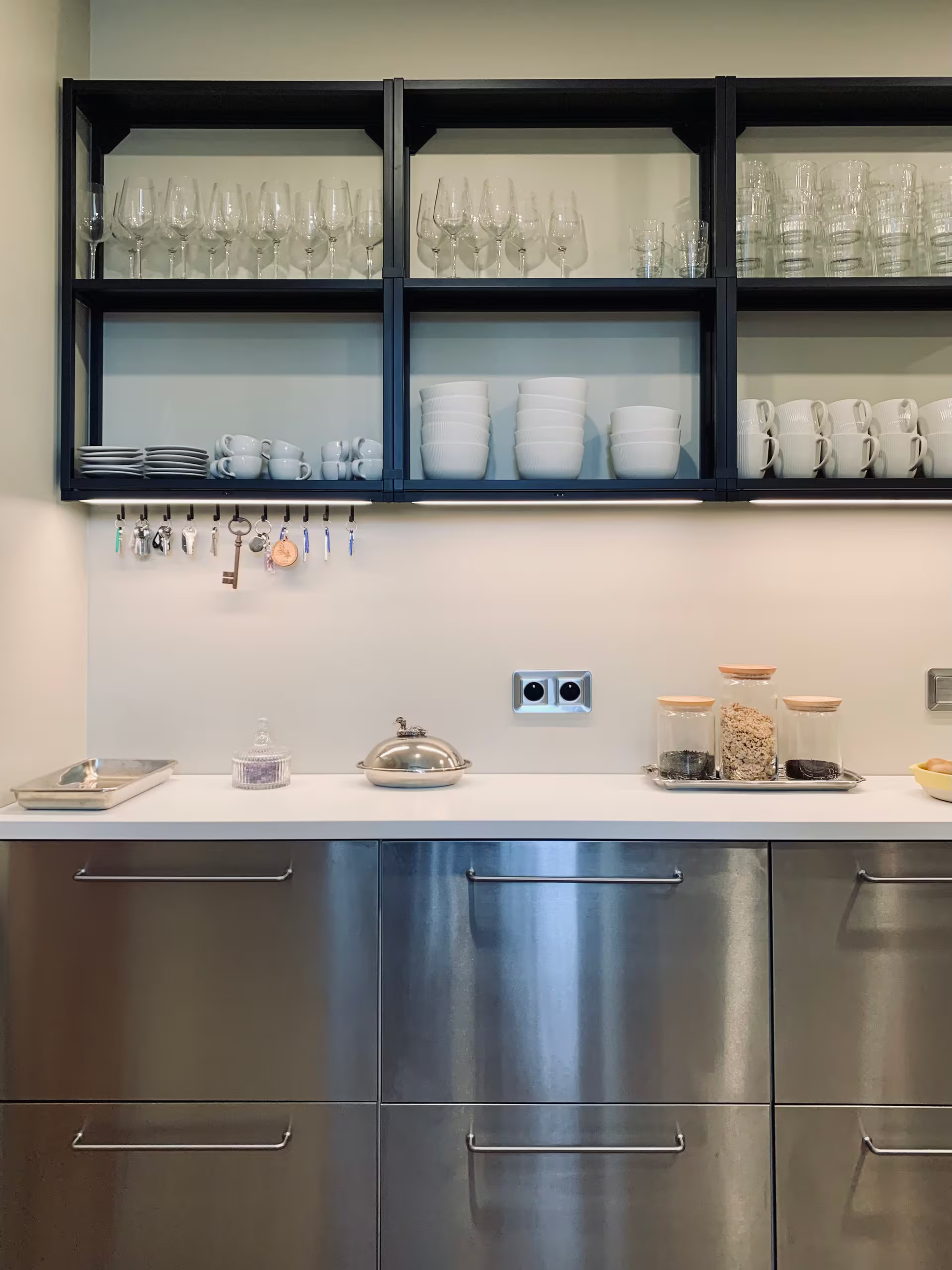 inox kitchen with black metal shelves La Clef des Champs