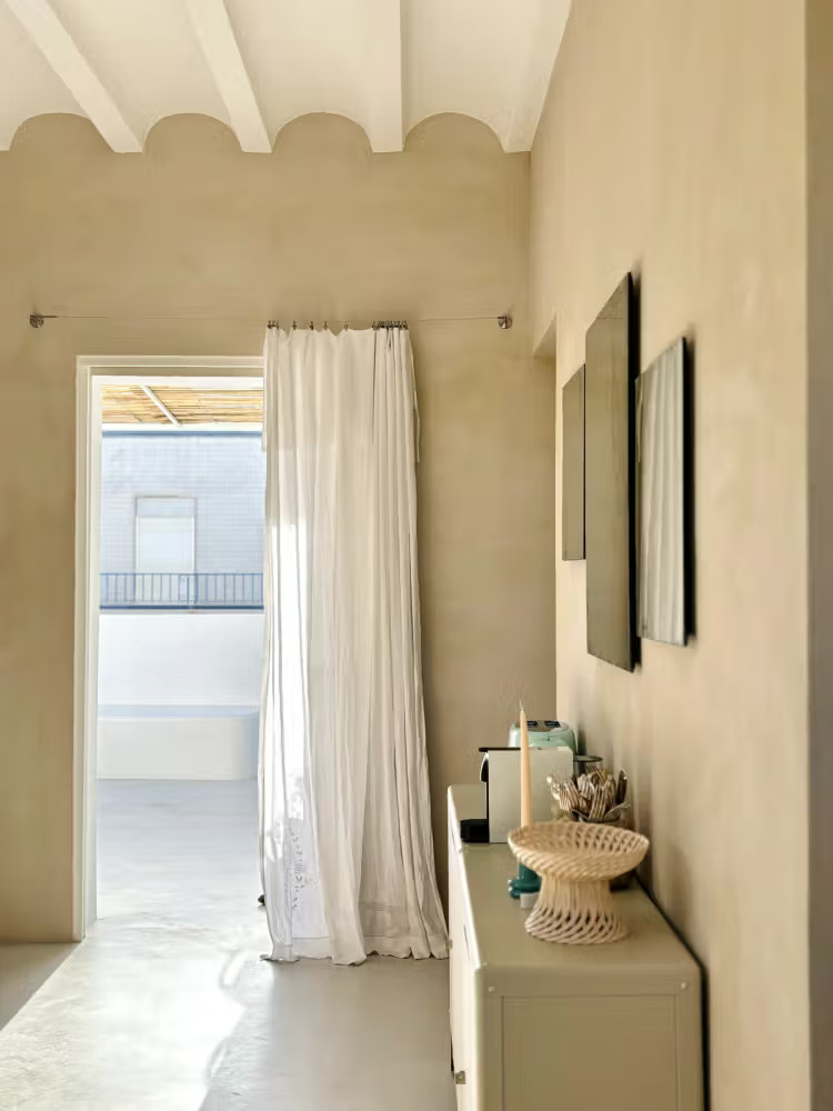 entrée murs enduits beige maison rénovée Portugal “Casinha Bloom” entrée murs enduits beige maison rénovée Portugal “Casinha Bloom”