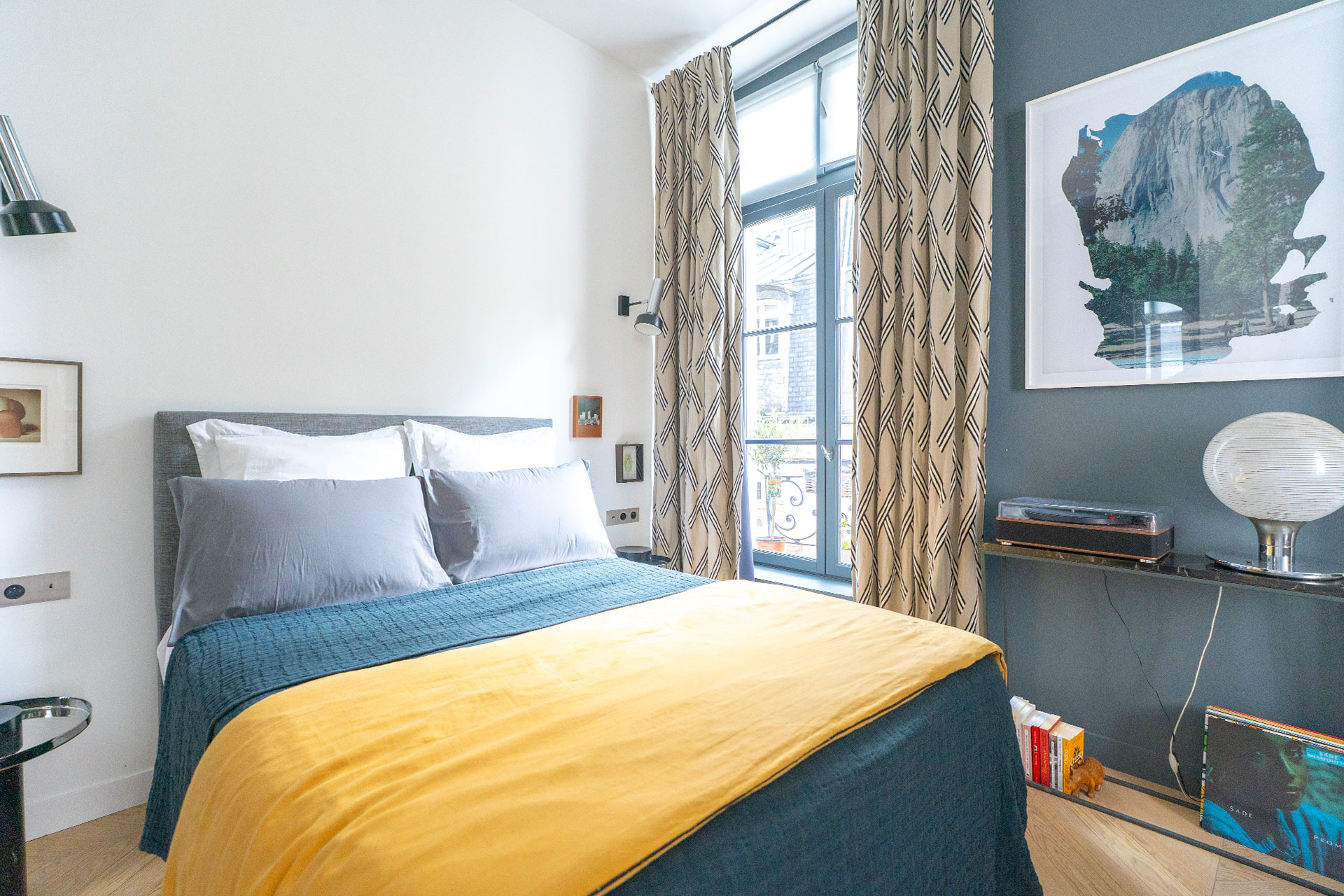 chambre bleue blanche et jaune petit appartement Paris décoration contemporaine