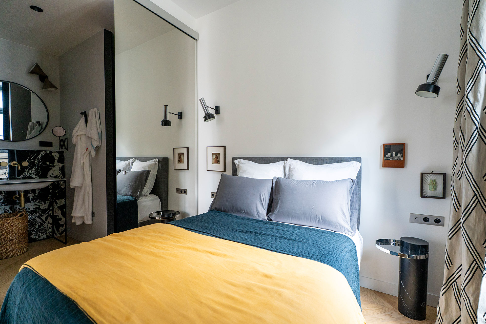 chambre bleue blanche et jaune petit appartement Paris décoration contemporaine