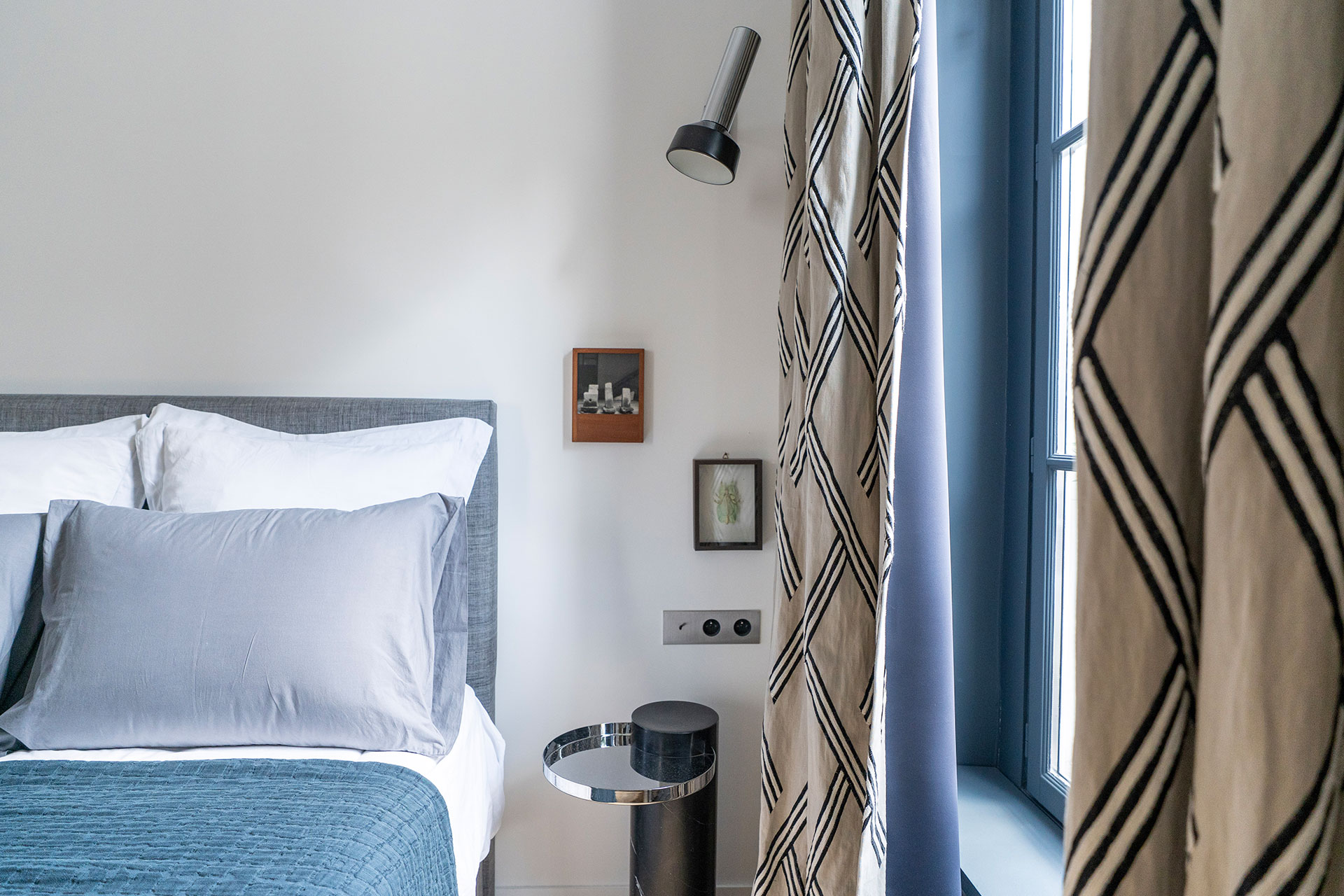 chambre bleue et blanche petit appartement Paris décoration contemporaine