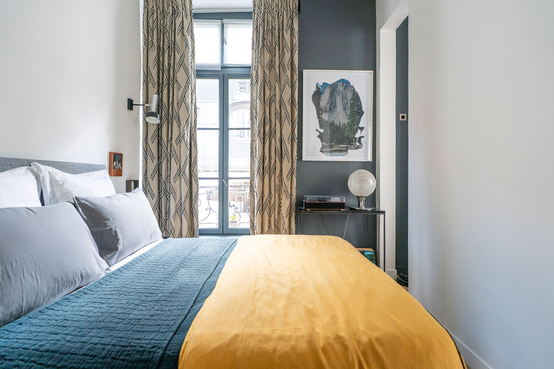 chambre bleue blanche et jaune petit appartement Paris décoration contemporaine