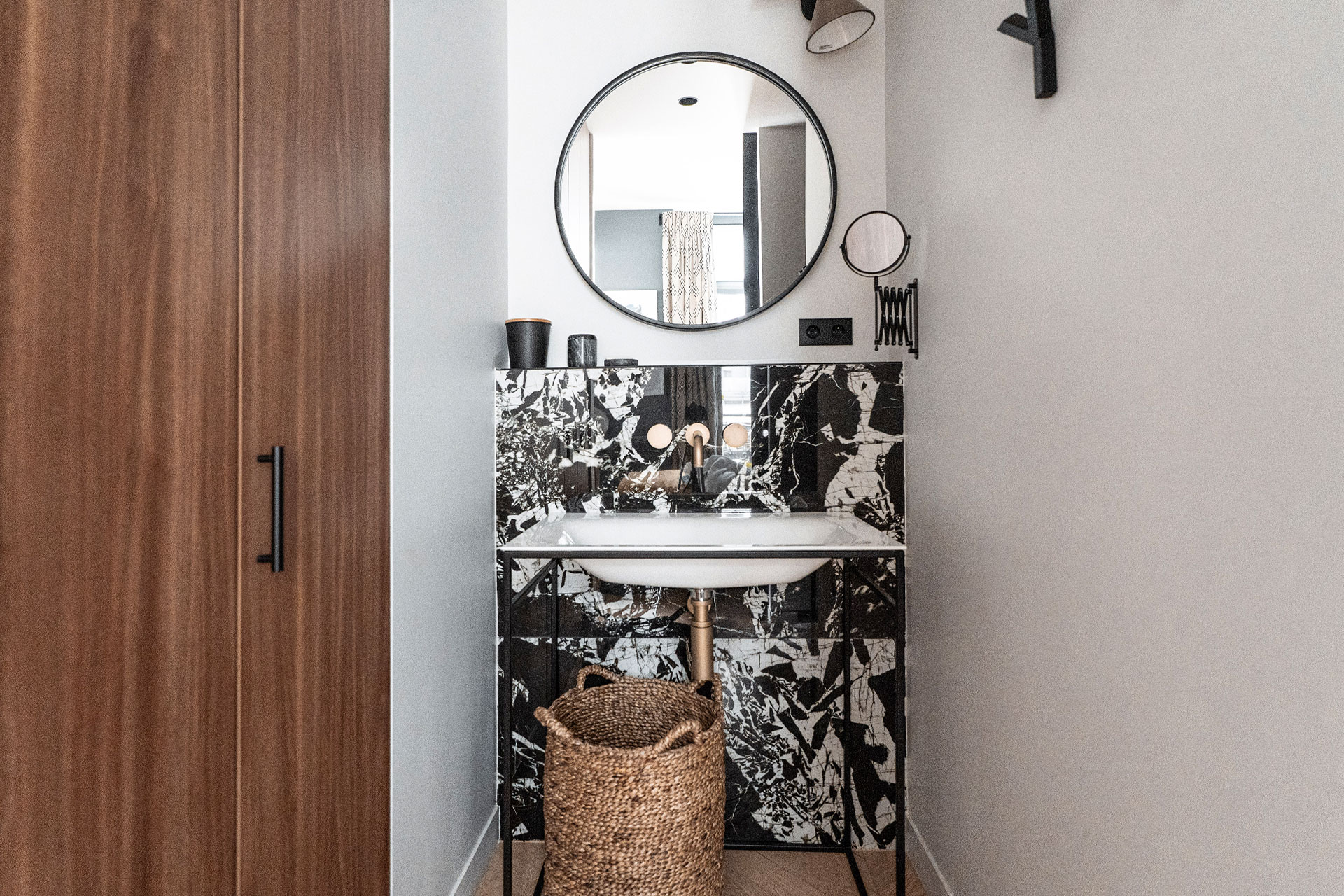 salle de bain marbre noir petit appartement Paris décoration contemporaine