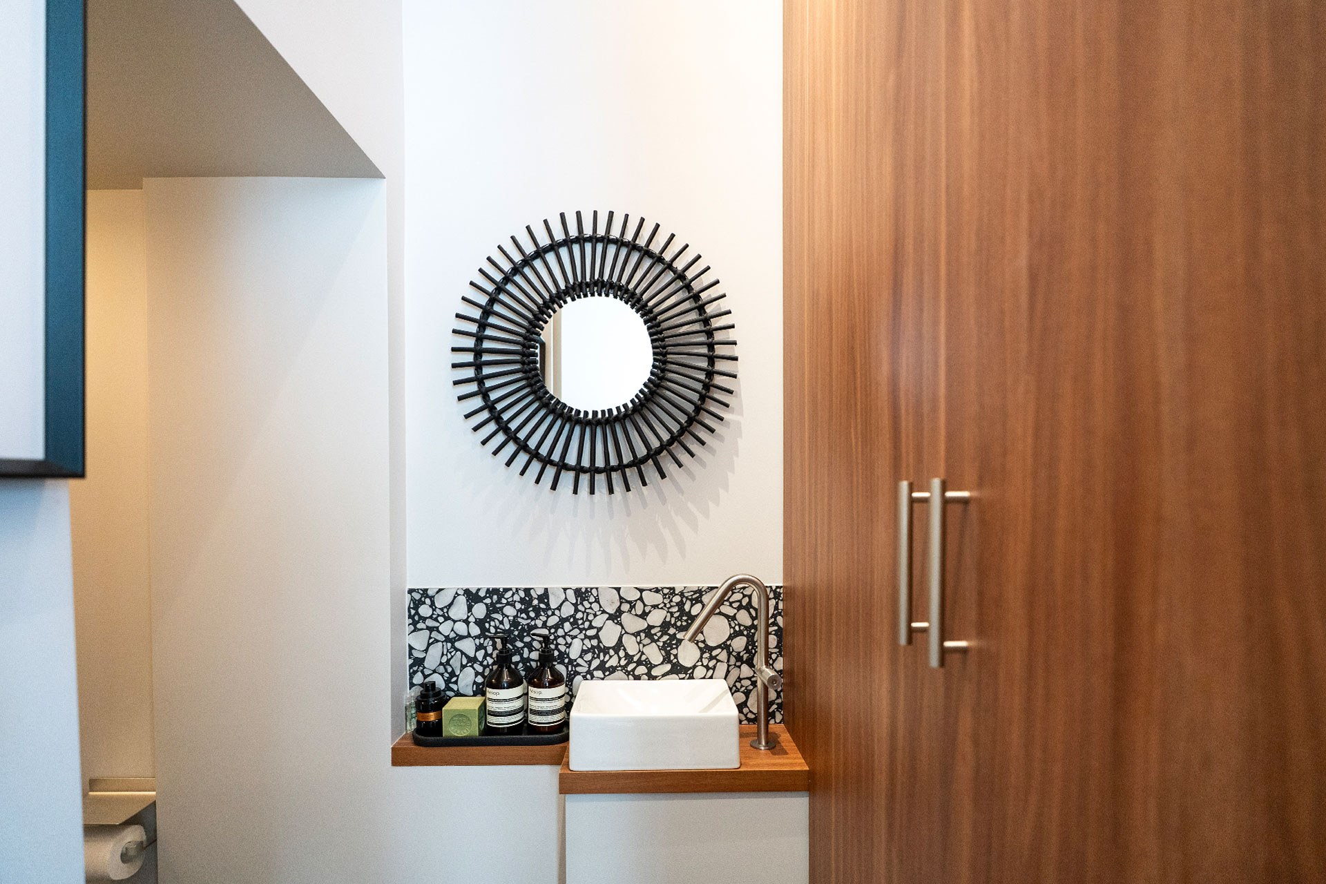 salle de bain marbre noir petit appartement Paris décoration contemporaine