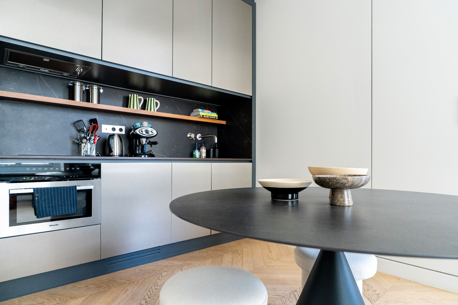 cuisine ouverte et salle à manger petit appartement Paris décoration contemporaine