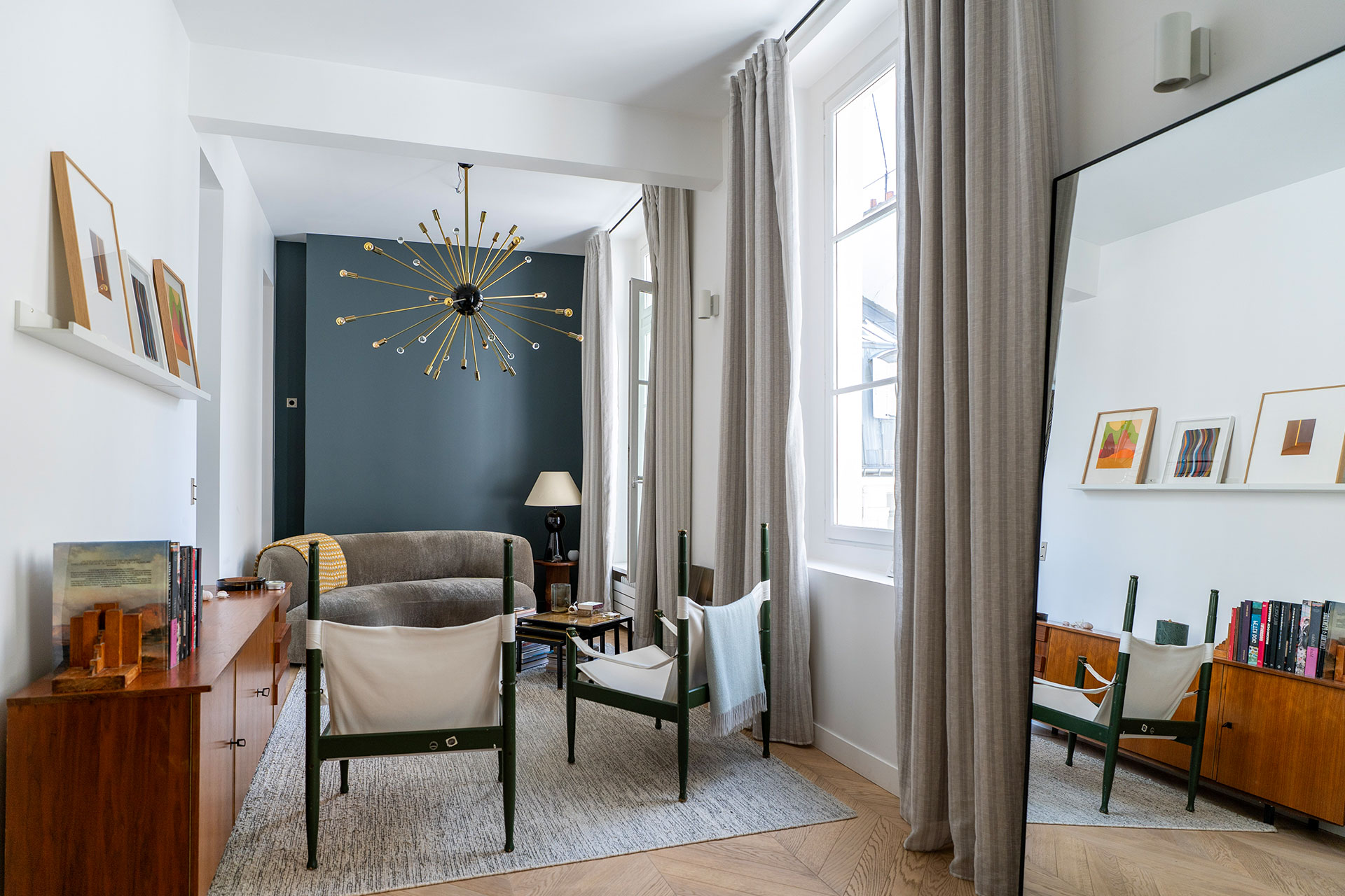 salon canapé gris mur bleu petit appartement Paris décoration contemporaine