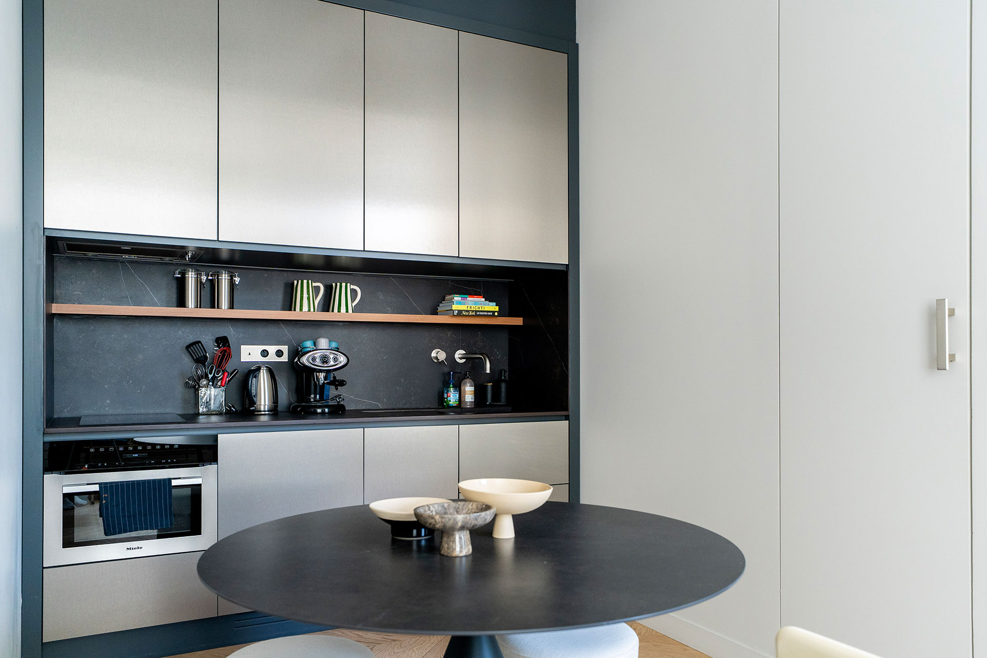 cuisine ouverte et salle à manger petit appartement Paris décoration contemporaine