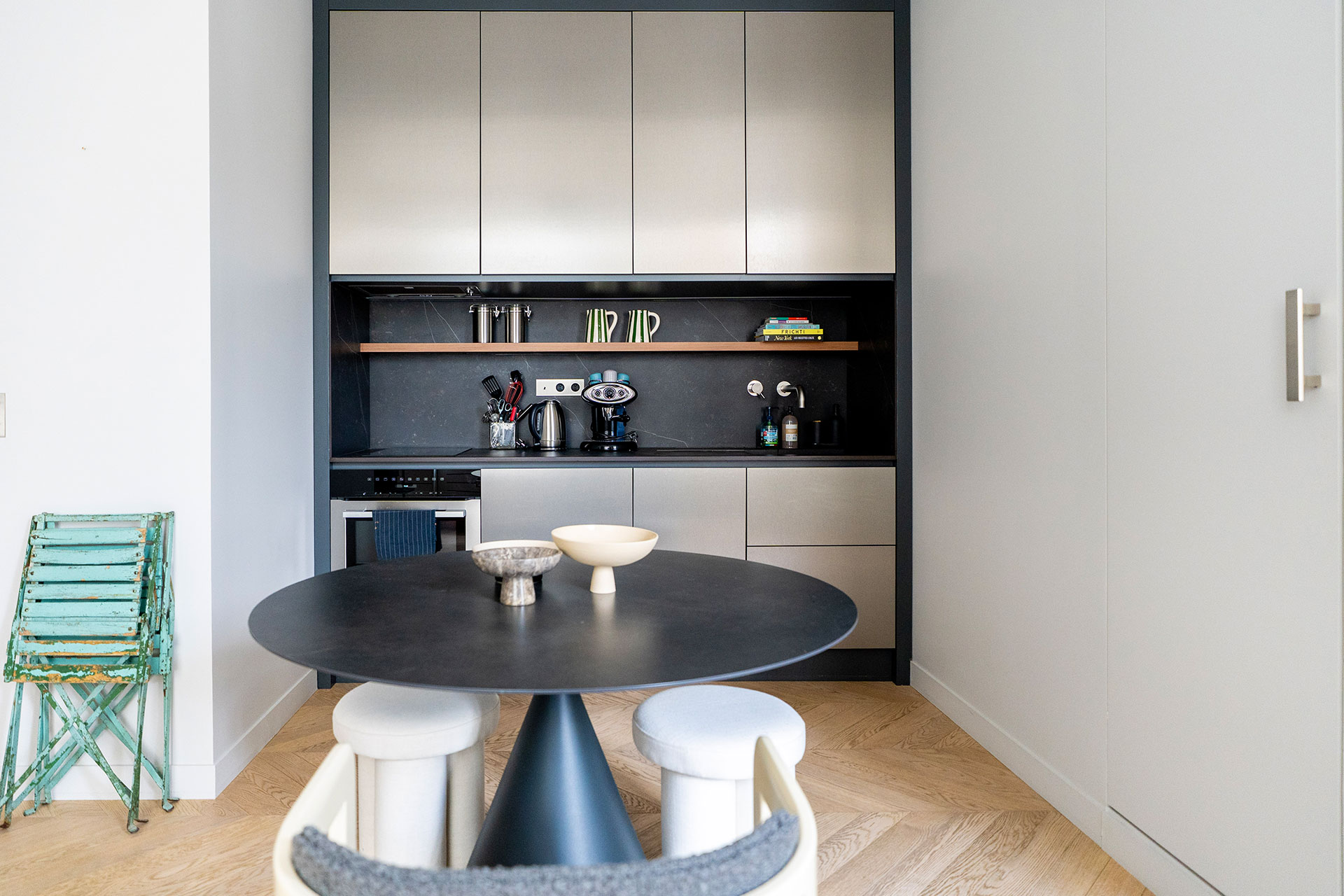 cuisine ouverte et salle à manger petit appartement Paris décoration contemporaine