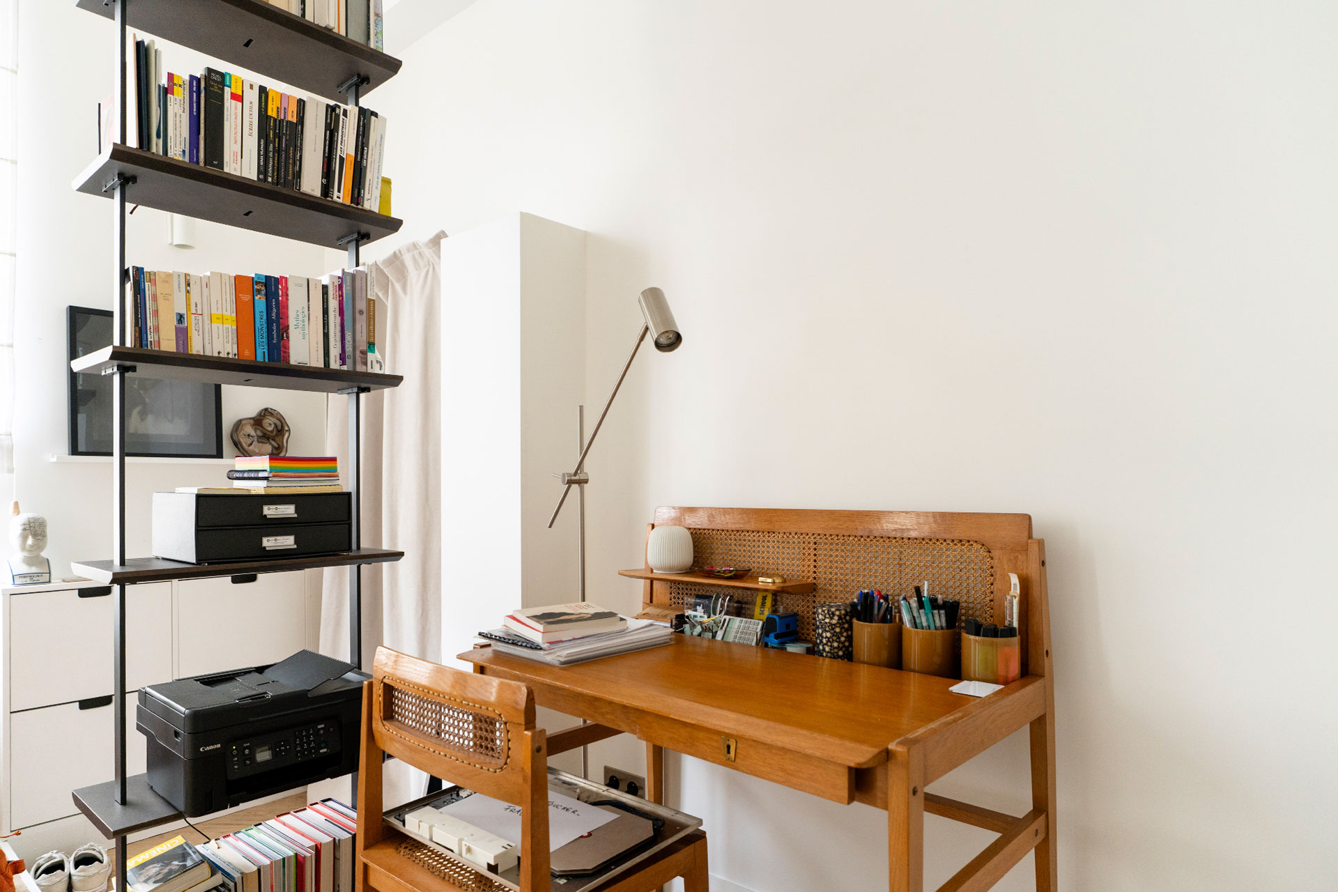 espace bureau avec étagères