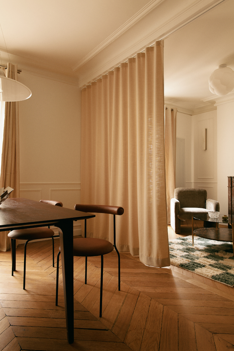 salle à manger et salon avec cheminée décoration contemporaine appartement haussmannien Paris 50m2 Photo : © Oracle Paris