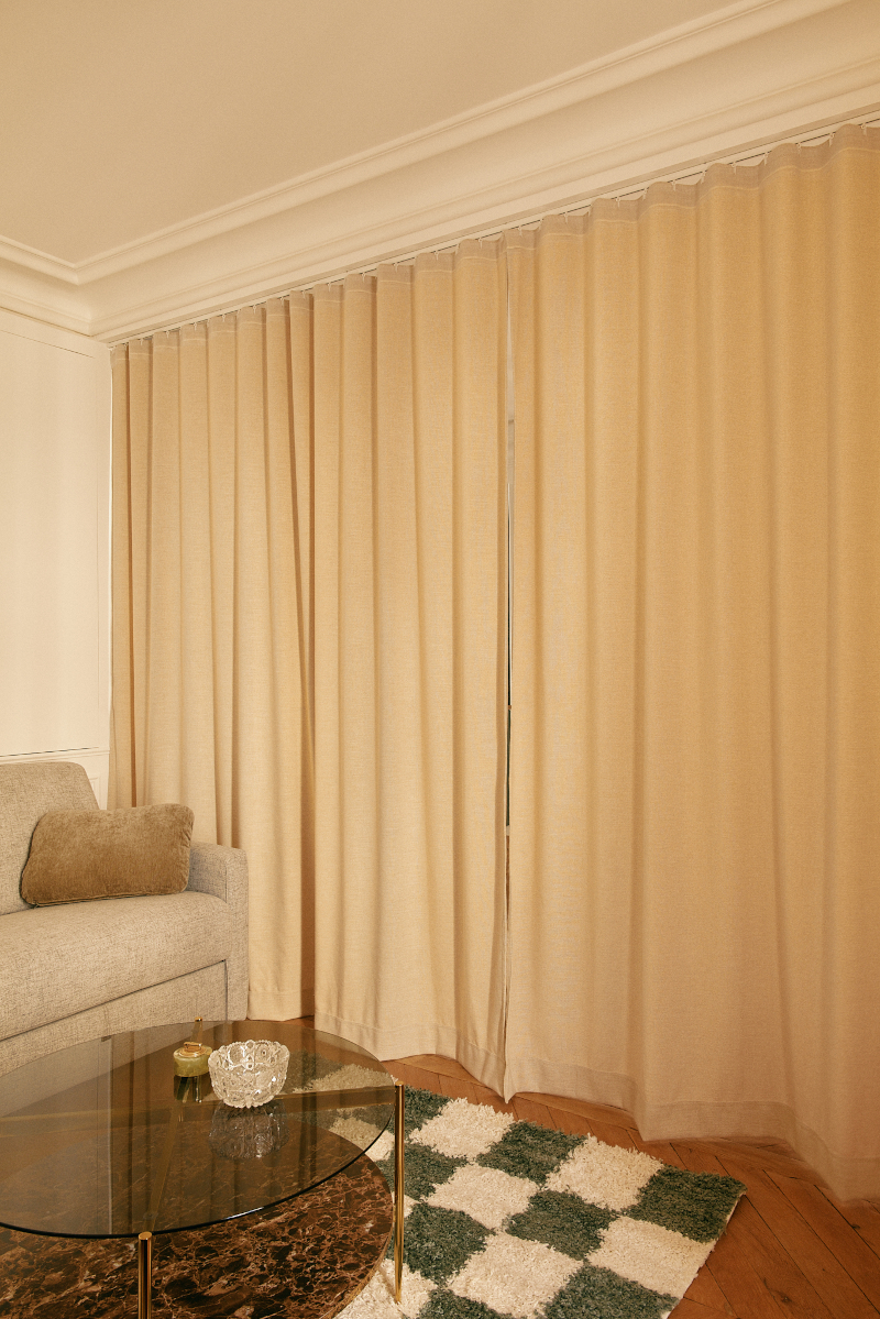 salon décoration contemporaine appartement haussmannien Paris 50m2 Photo : © Oracle Paris