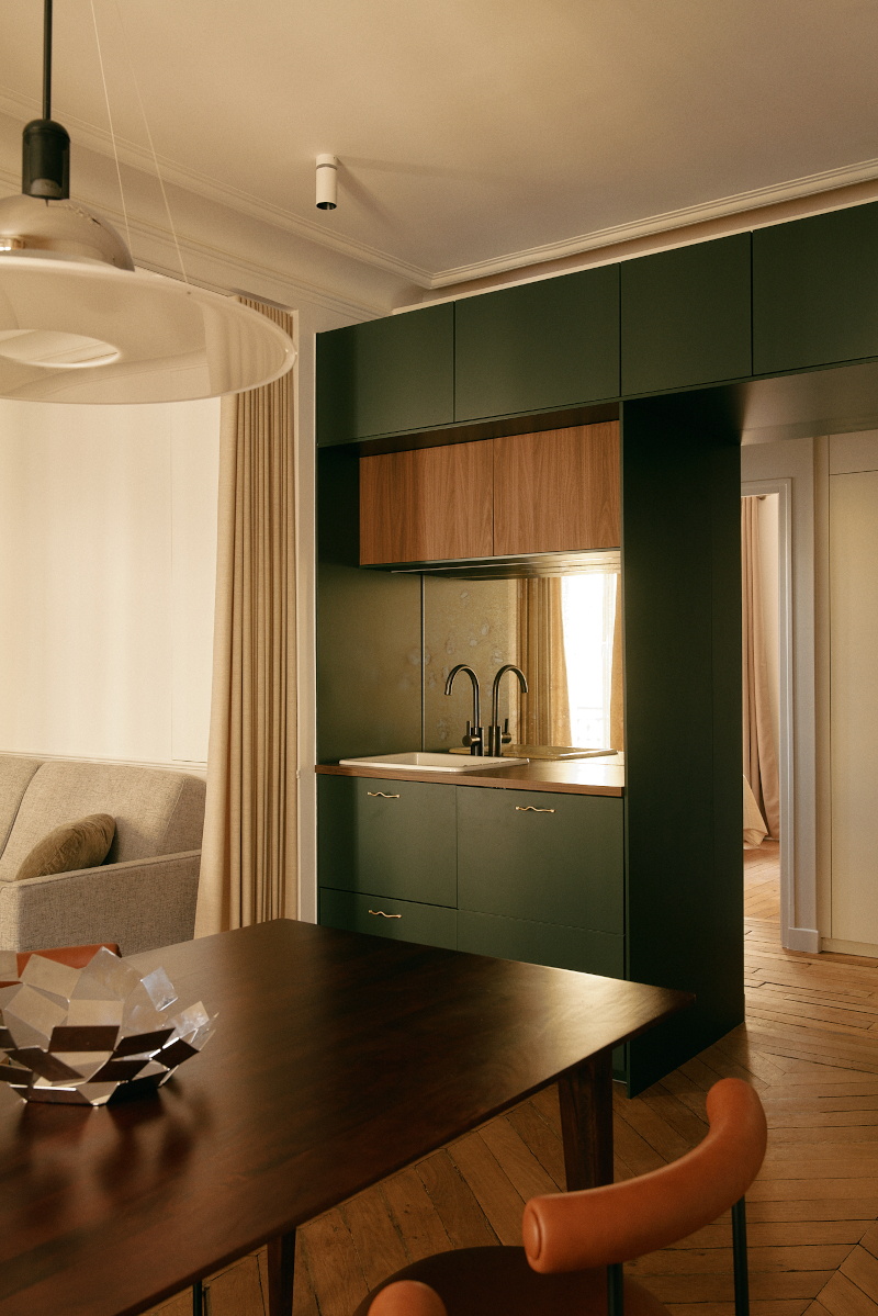 cuisine verte et salle à manger décoration contemporaine appartement haussmannien Paris 50m2 Photo : © Oracle Paris