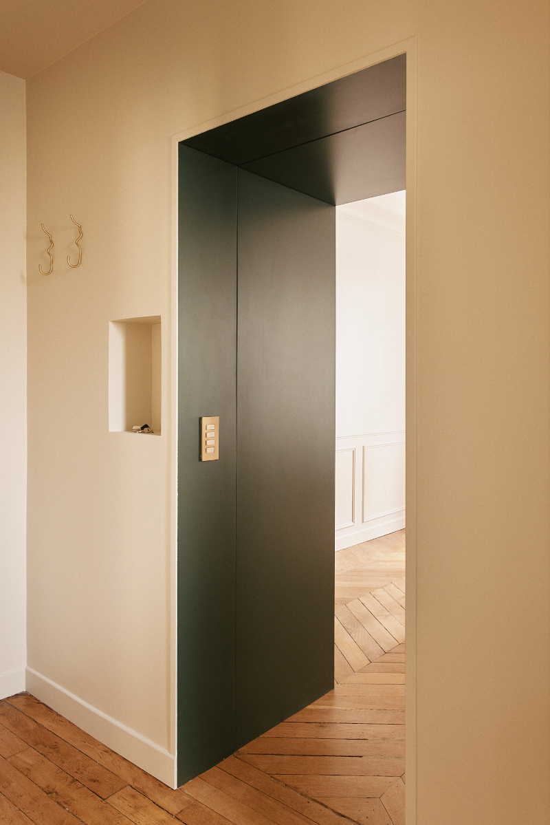 entrée décoration contemporaine appartement haussmannien Paris 50m2 Photo : © Oracle Paris