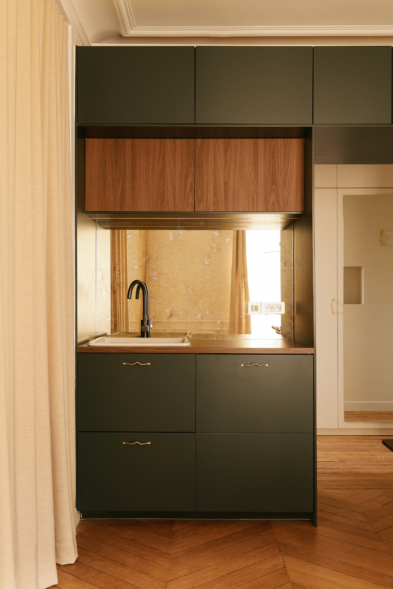 cuisine ouverte verte décoration contemporaine appartement haussmannien Paris 50m2 Photo : © Oracle Paris