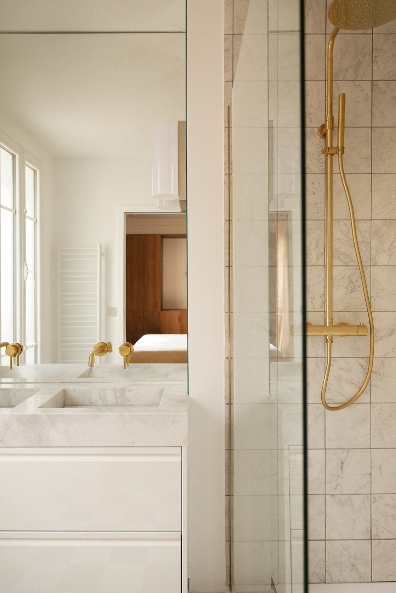 salle de bain décoration contemporaine appartement haussmannien Paris 50m2 Photo : © Oracle Paris