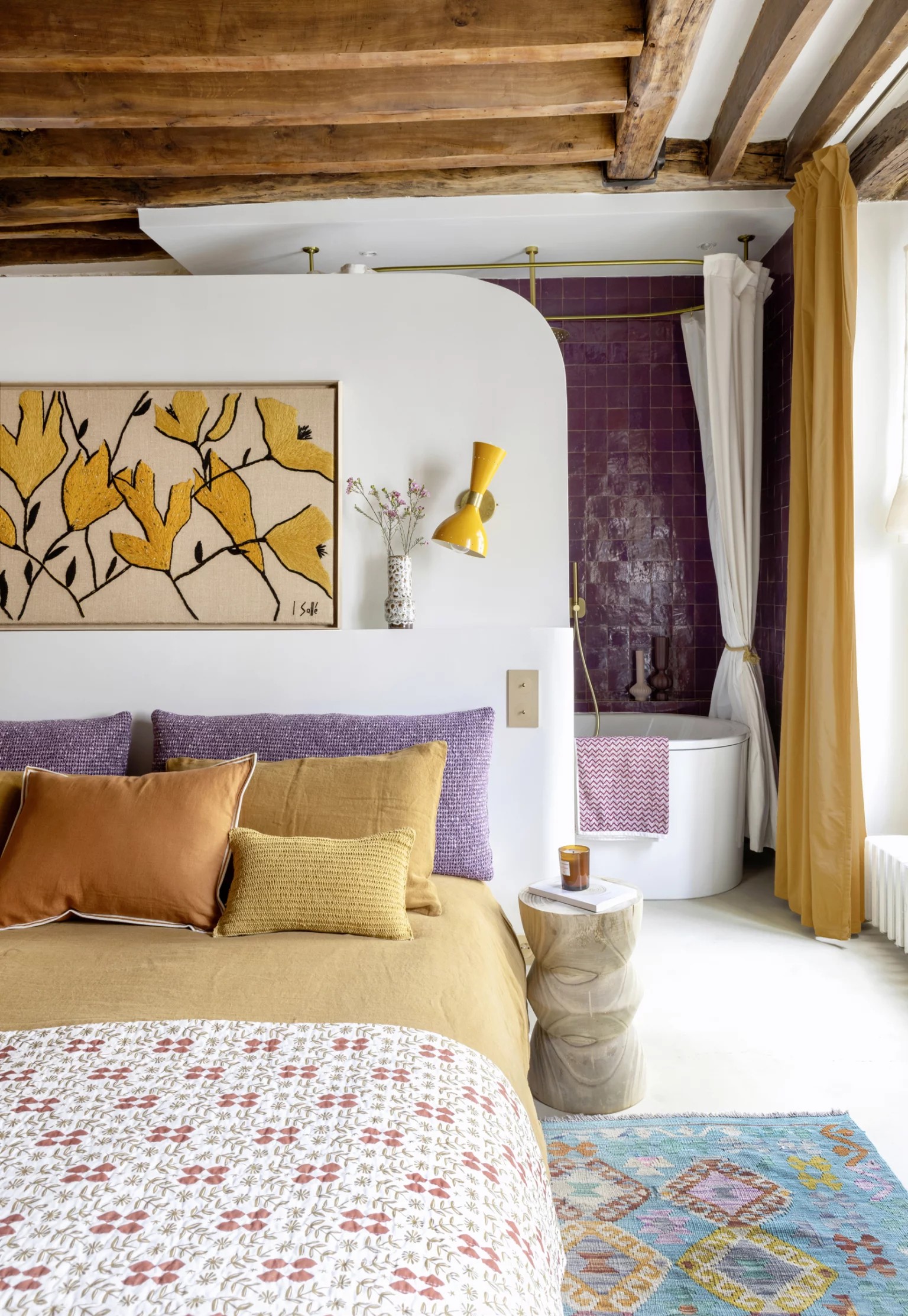 Bedroom with exposed beams, colorful contemporary decor, 50m2 apartment, Paris Bedroom with exposed beams, colorful contemporary decor, 50m2 apartment, Paris