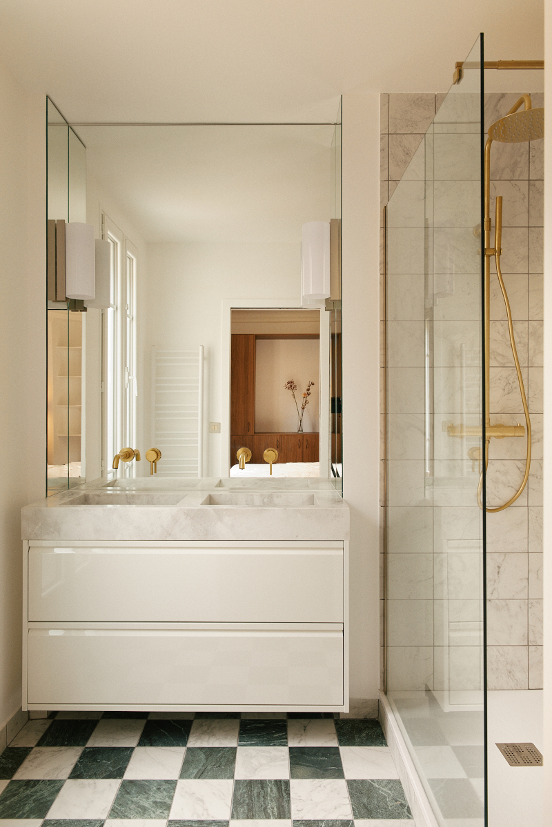 salle de bain décoration contemporaine appartement haussmannien Paris 50m2 Photo : © Oracle Paris