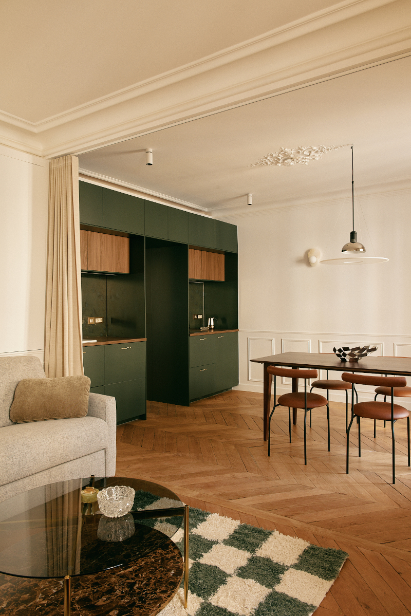 cuisine, salle à manger et salon décoration contemporaine appartement haussmannien Paris 50m2 Photo : © Oracle Paris