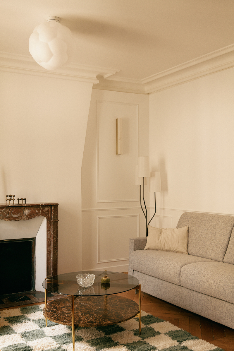 salon avec cheminée décoration contemporaine appartement haussmannien Paris 50m2 Photo : © Oracle Paris