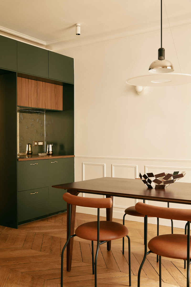 cuisine ouverte et salle à manger décoration contemporaine appartement haussmannien Paris 50m2 Photo : © Oracle Paris