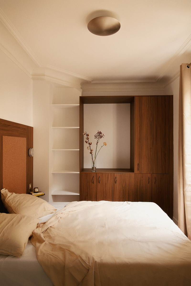 chambre décoration contemporaine appartement haussmannien Paris 50m2 Photo : © Oracle Paris