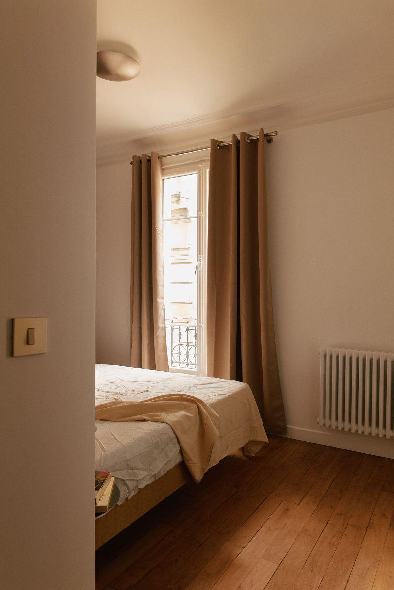 chambre décoration contemporaine appartement haussmannien Paris 50m2 Photo : © Oracle Paris