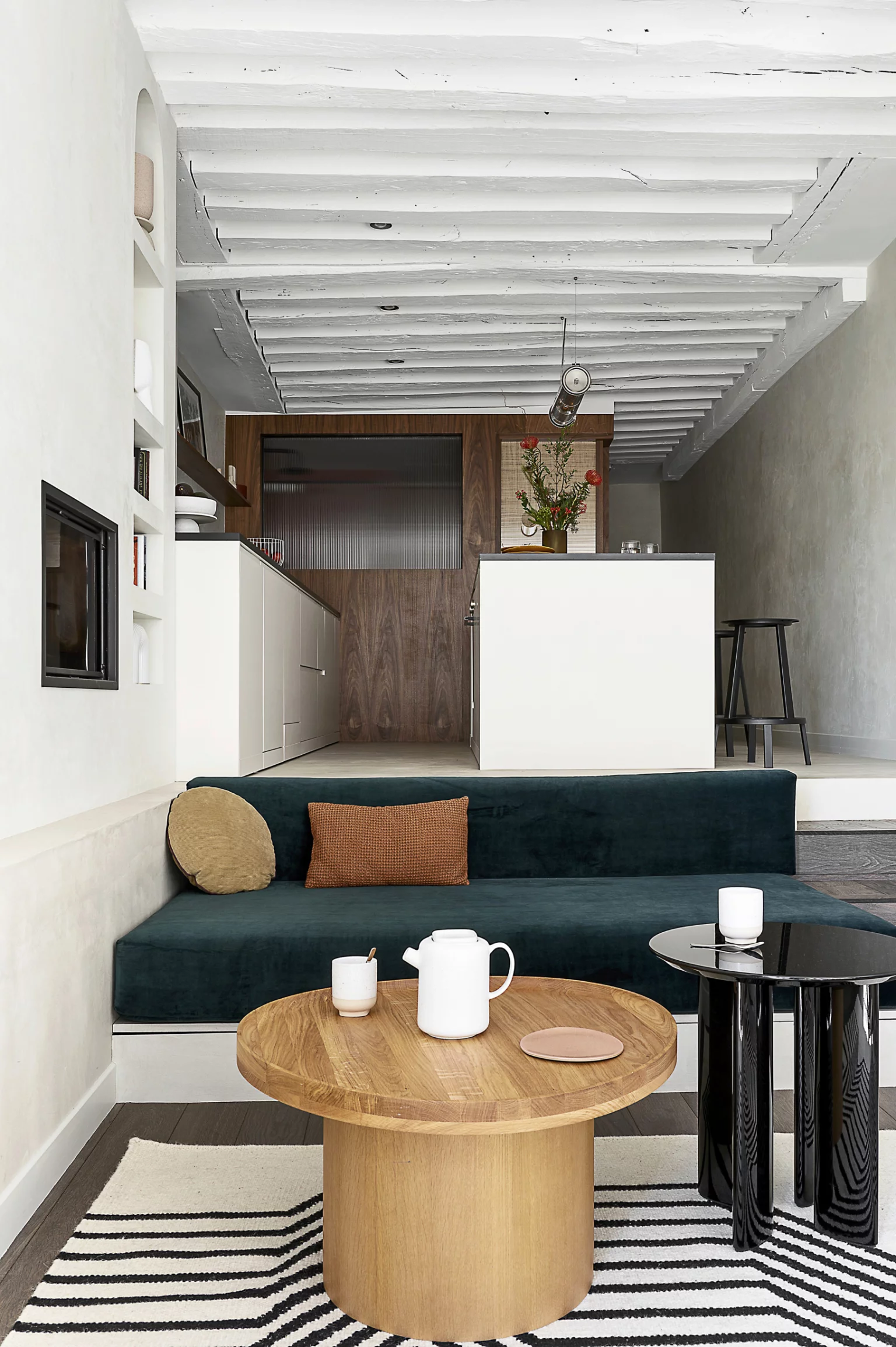 Living room with exposed beams and open-plan kitchen, two-room apartment, 50m2, Paris Living room with exposed beams and open-plan kitchen, two-room apartment, 50m2, Paris