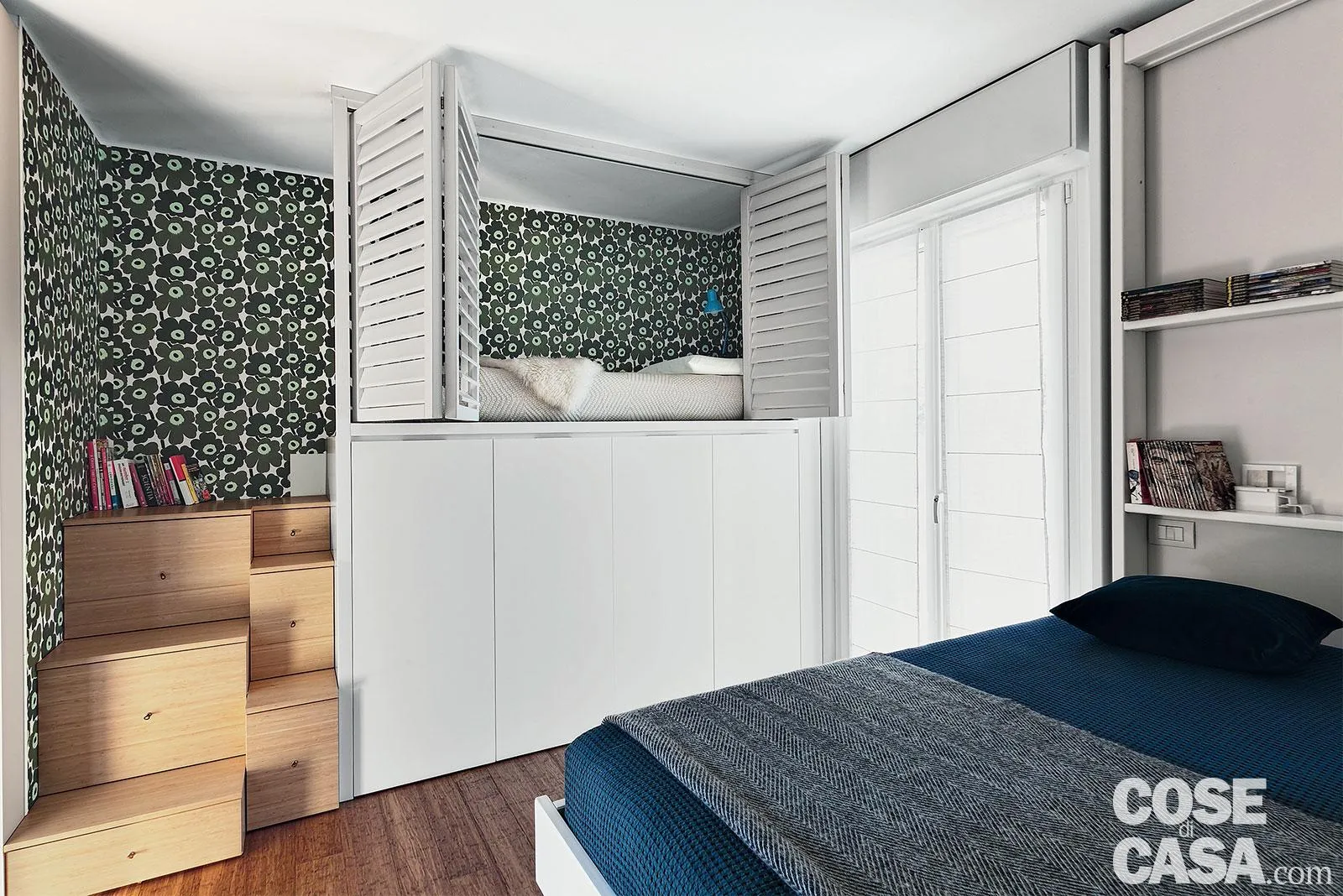 chambre sur podium petit appartement Italie décoration contemporaine chambre sur podium petit appartement Italie décoration contemporaine