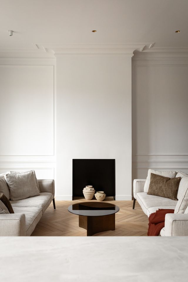 salon avec cheminée appartement Paris décoration contemporaine par Elodie Sierocki photo : © bcdf studio salon avec cheminée appartement Paris décoration contemporaine par Elodie Sierocki photo : © bcdf studio