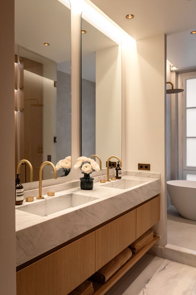 salle de bain marbre et bois appartement Paris décoration contemporaine par Elodie Sierocki photo : © bcdf studio salle de bain marbre et bois appartement Paris décoration contemporaine par Elodie Sierocki photo : © bcdf studio