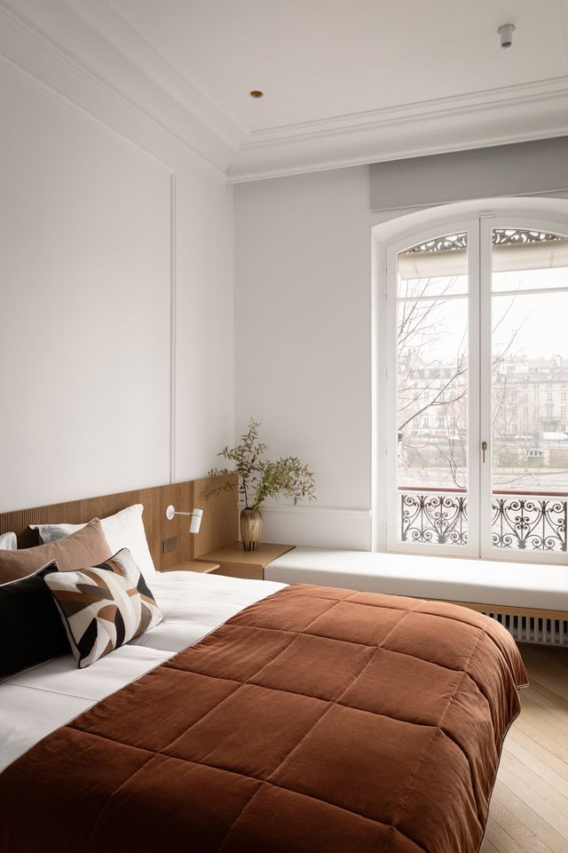 chambre vue Seine appartement Paris décoration contemporaine par Elodie Sierocki photo : © bcdf studio chambre vue Seine appartement Paris décoration contemporaine par Elodie Sierocki photo : © bcdf studio