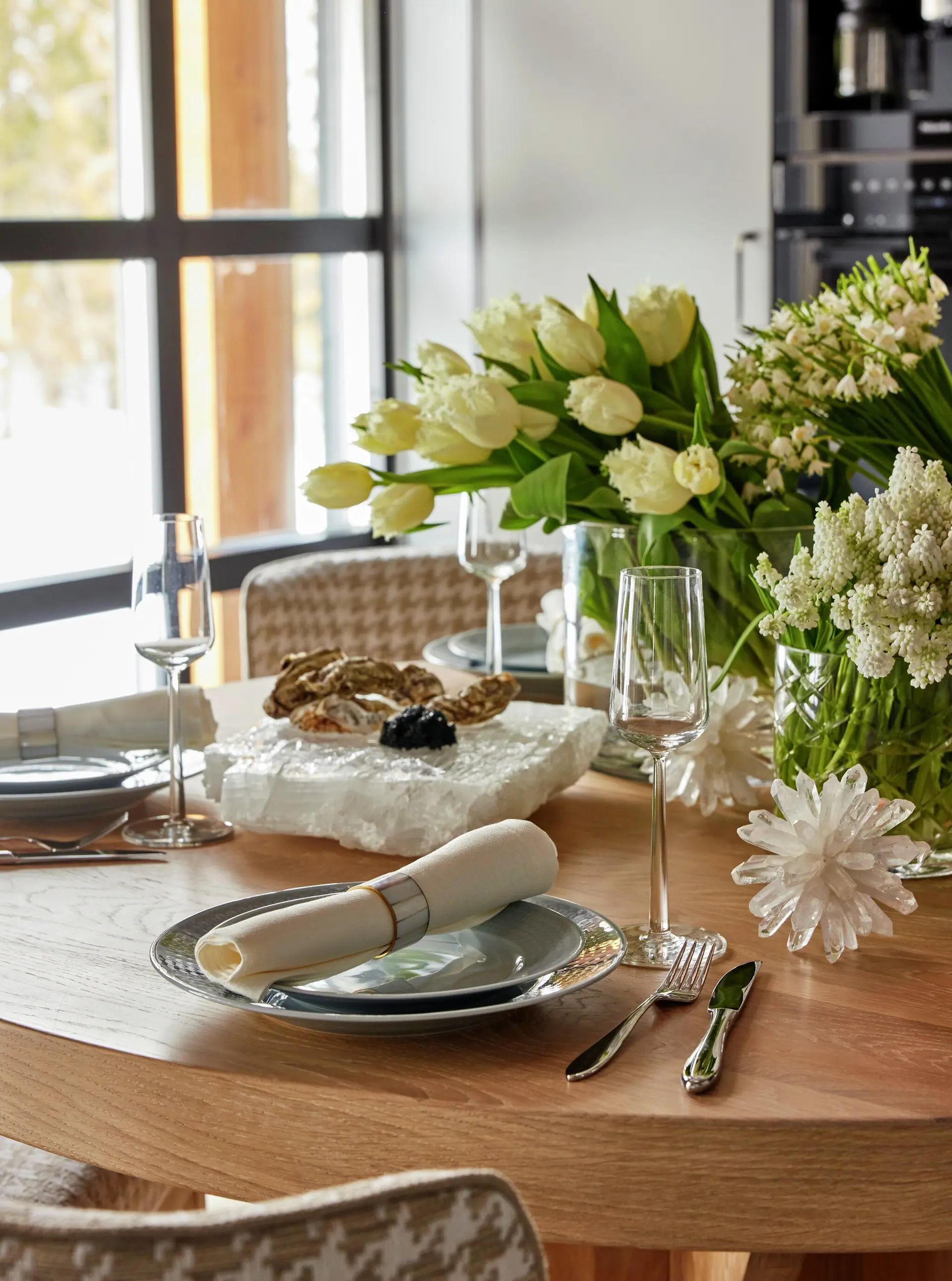 table ronde bois avec vaisselle et bouquets de fleurs blanches table ronde bois avec vaisselle et bouquets de fleurs blanches