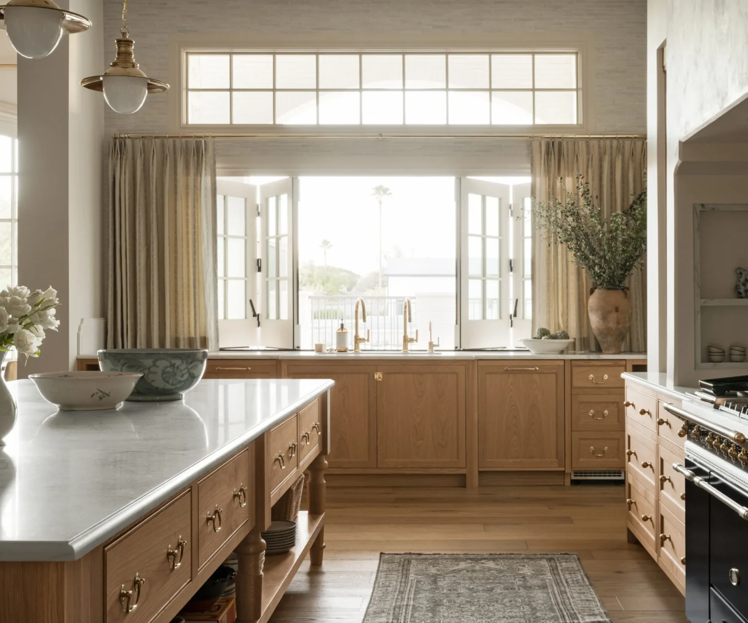 cuisine Studio McGee chêne clair et marbre style rustique chic