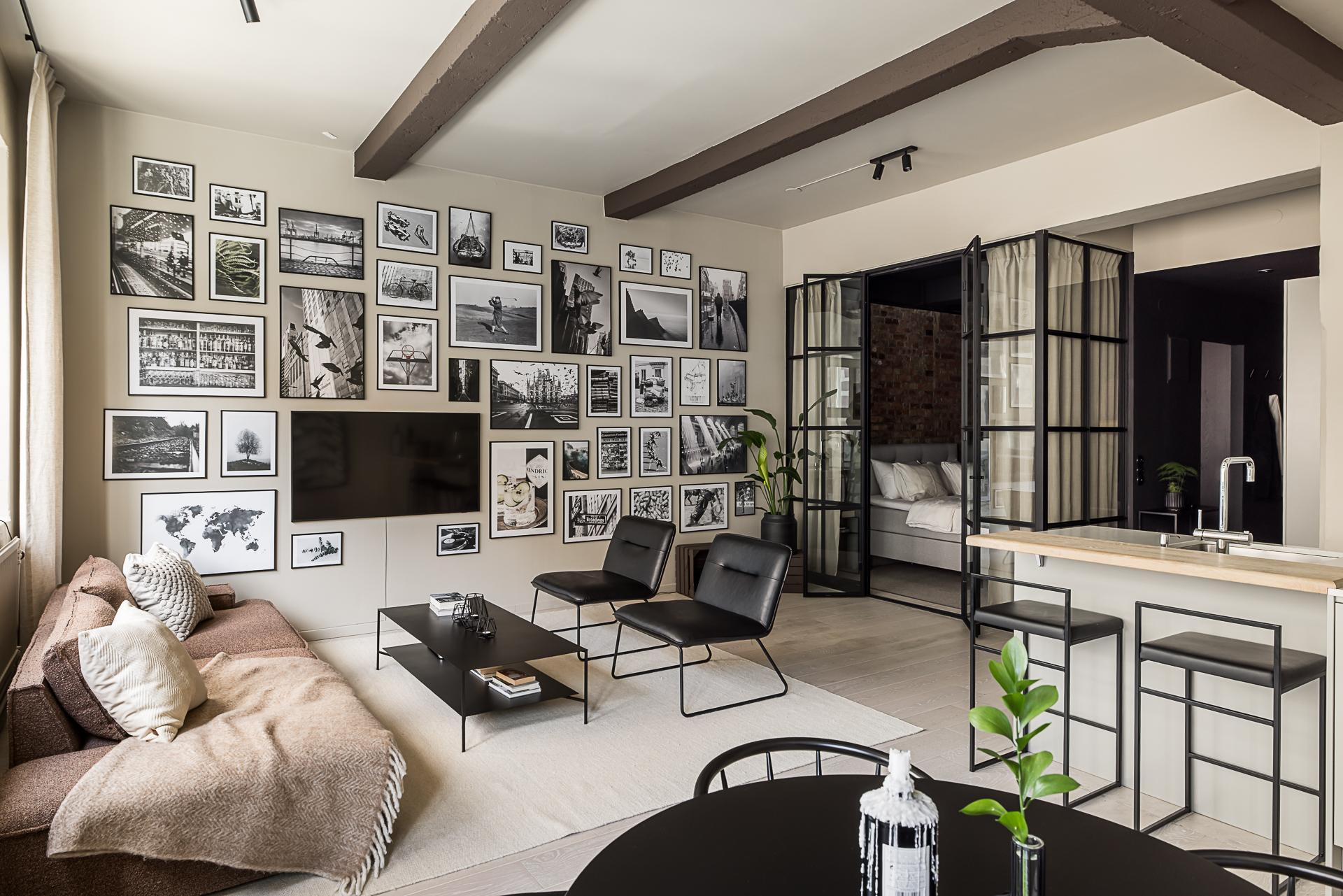 Un appartement monochrome spectaculaire dans une ancienne usine