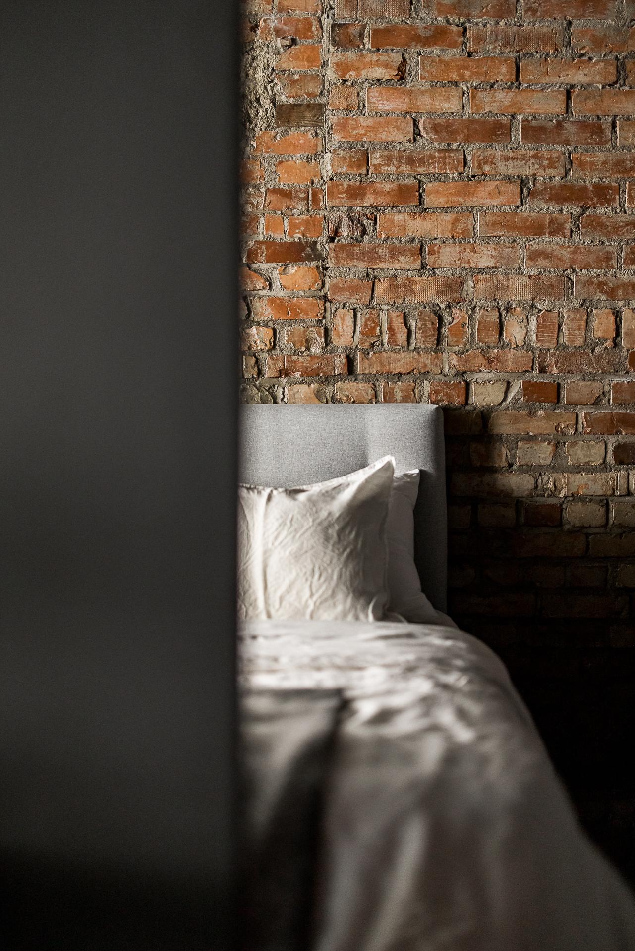 chambre mur de briques anciennes appartement décoration monochrome et scandinave chambre mur de briques anciennes appartement décoration monochrome et scandinave