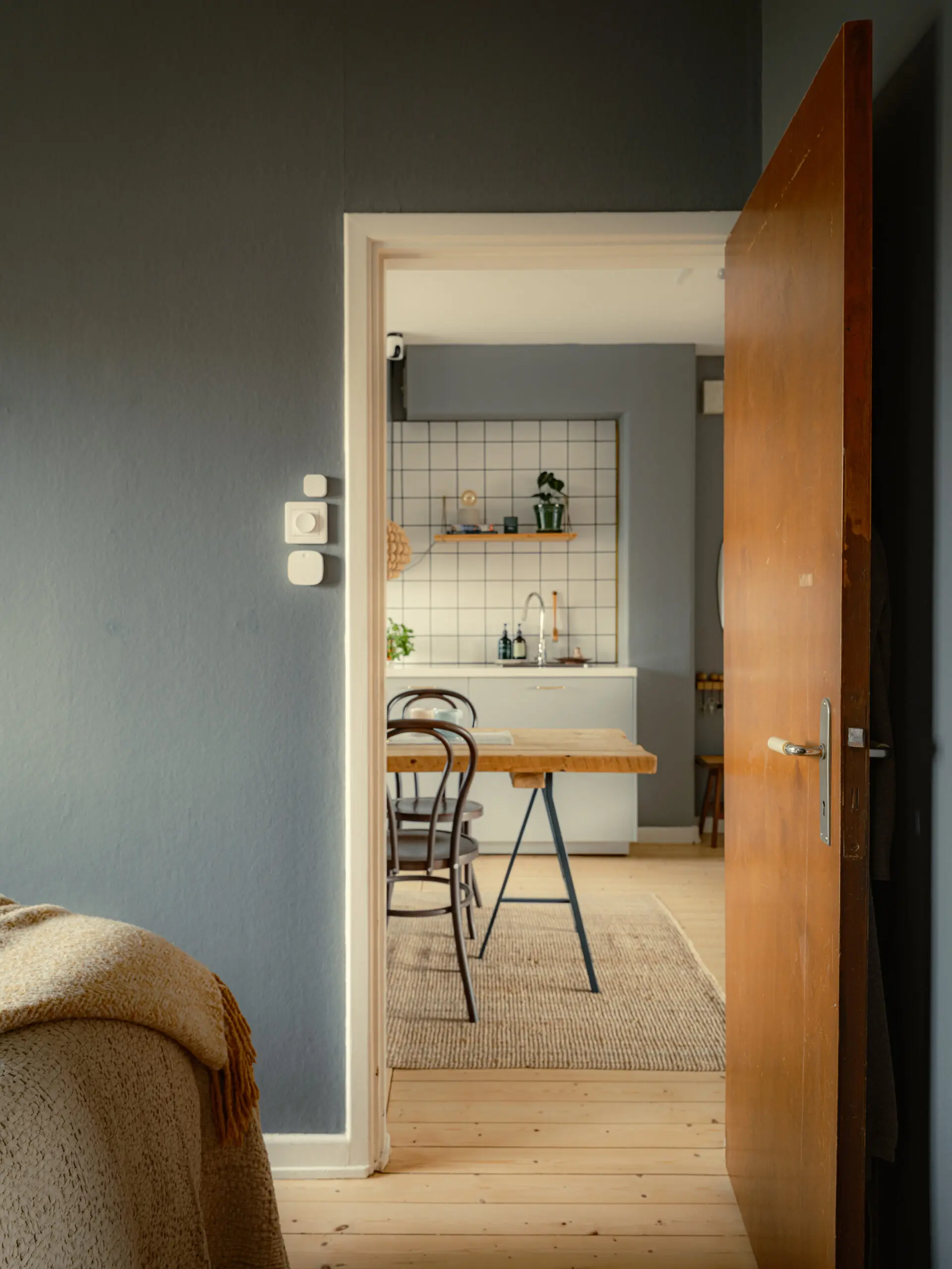 cuisine et chambre murs gris bleu appartement 53m2 décoration scandinave et vintage cuisine et chambre murs gris bleu appartement 53m2 décoration scandinave et vintage