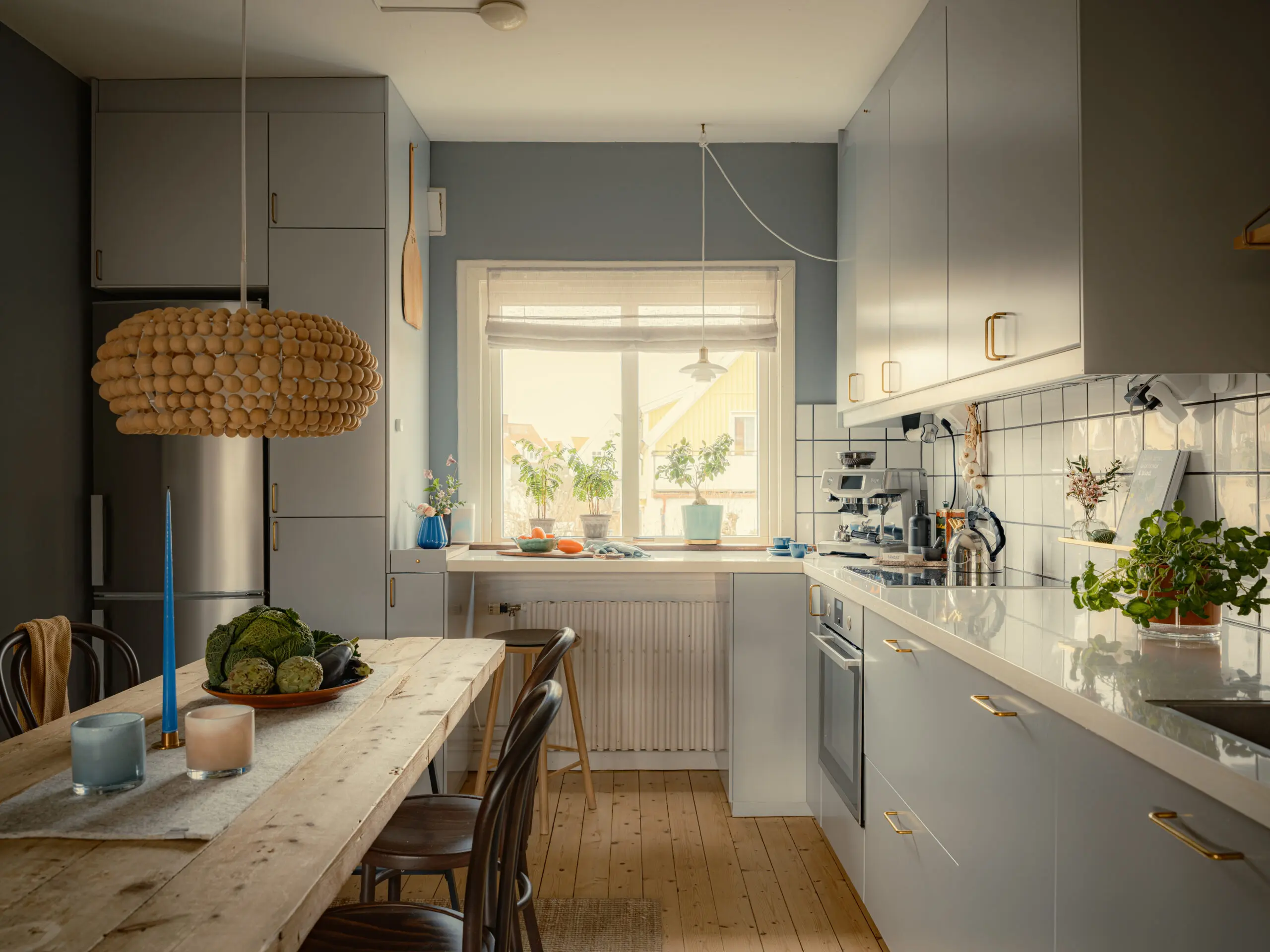 cuisine murs gris bleu appartement 53m2 décoration scandinave et vintage cuisine murs gris bleu appartement 53m2 décoration scandinave et vintage