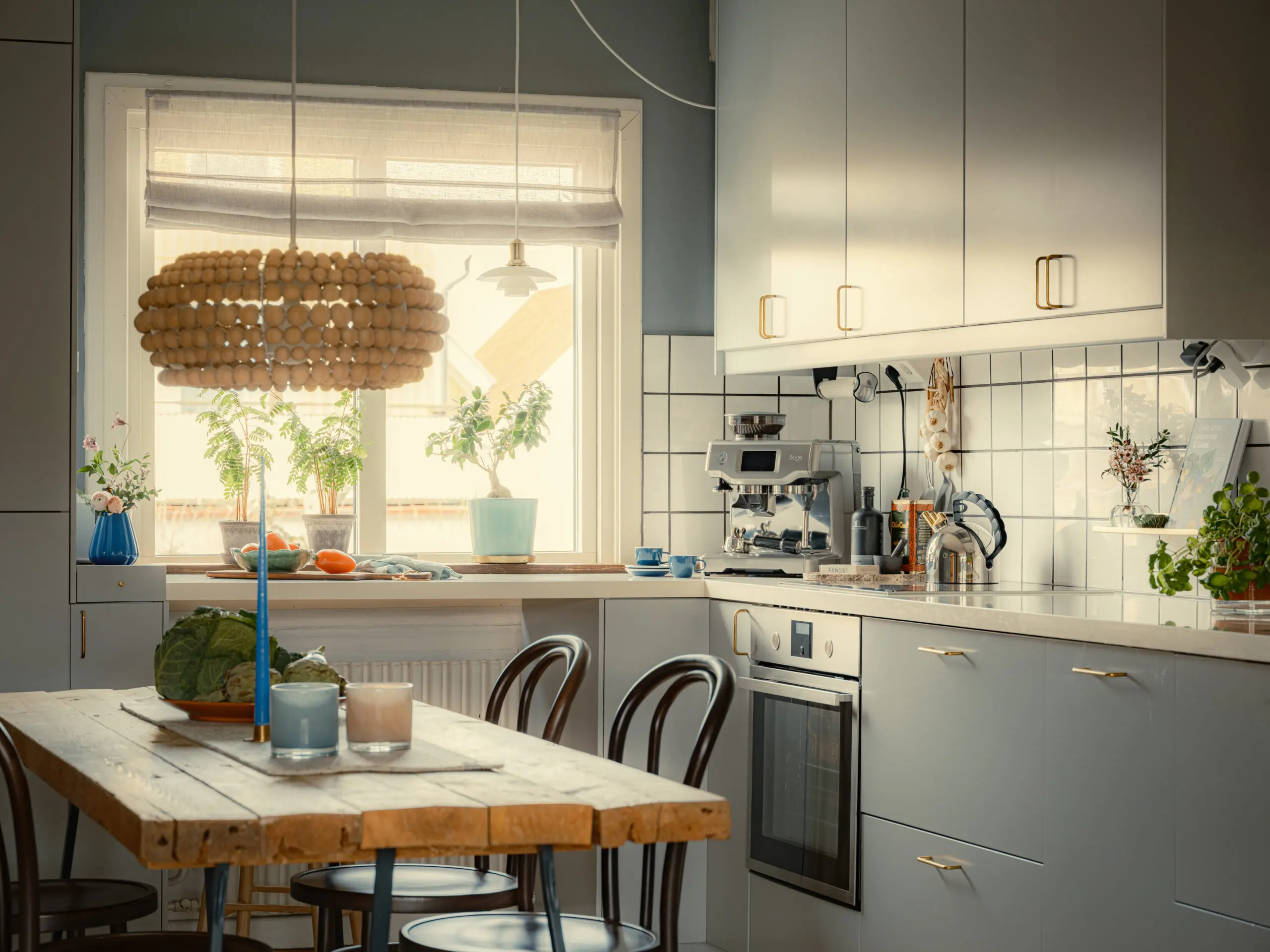 cuisine murs gris bleu appartement 53m2 décoration scandinave et vintage cuisine murs gris bleu appartement 53m2 décoration scandinave et vintage
