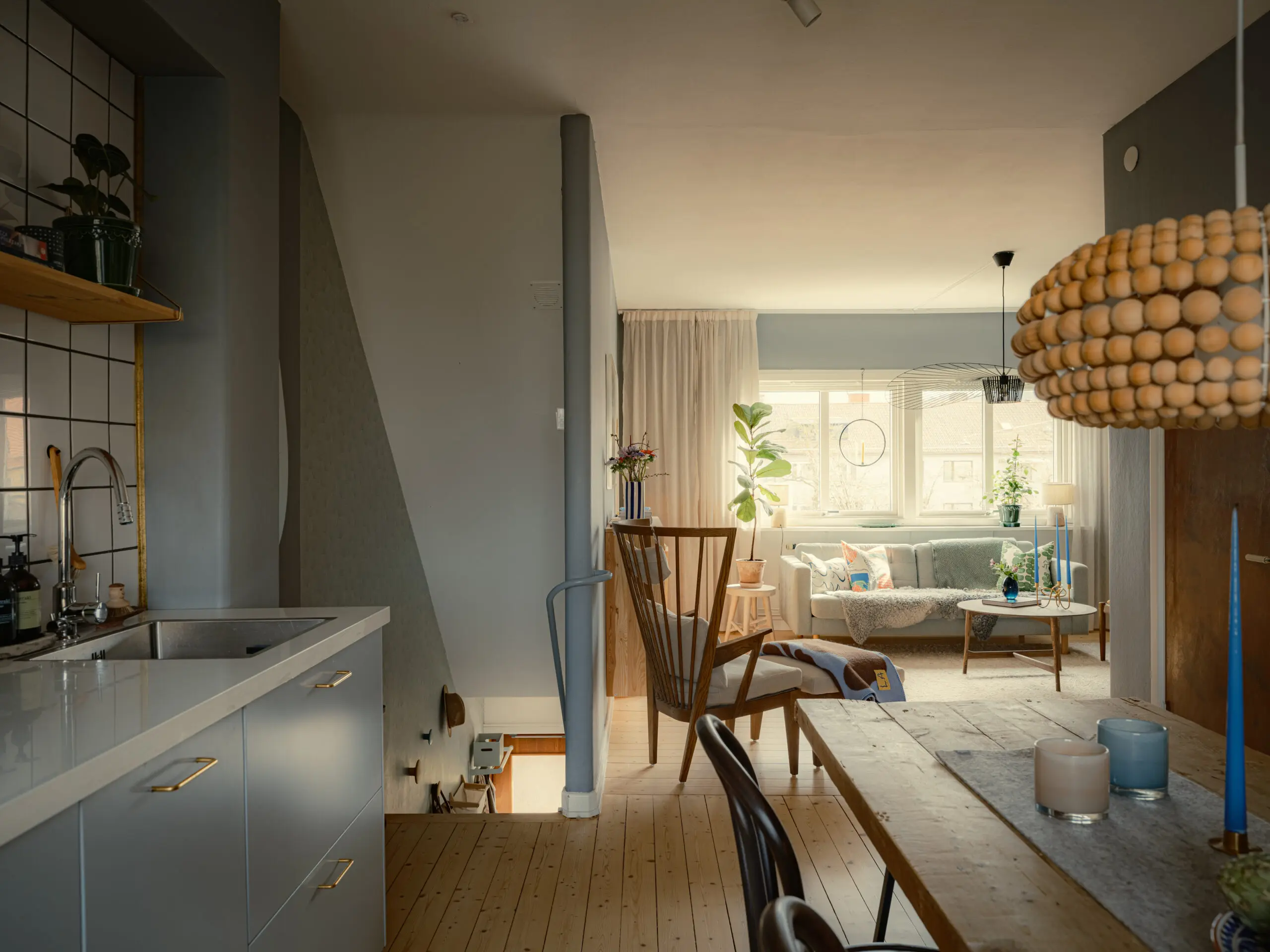 cuisine et salon murs gris bleu appartement 53m2 décoration scandinave et vintage cuisine et salon murs gris bleu appartement 53m2 décoration scandinave et vintage