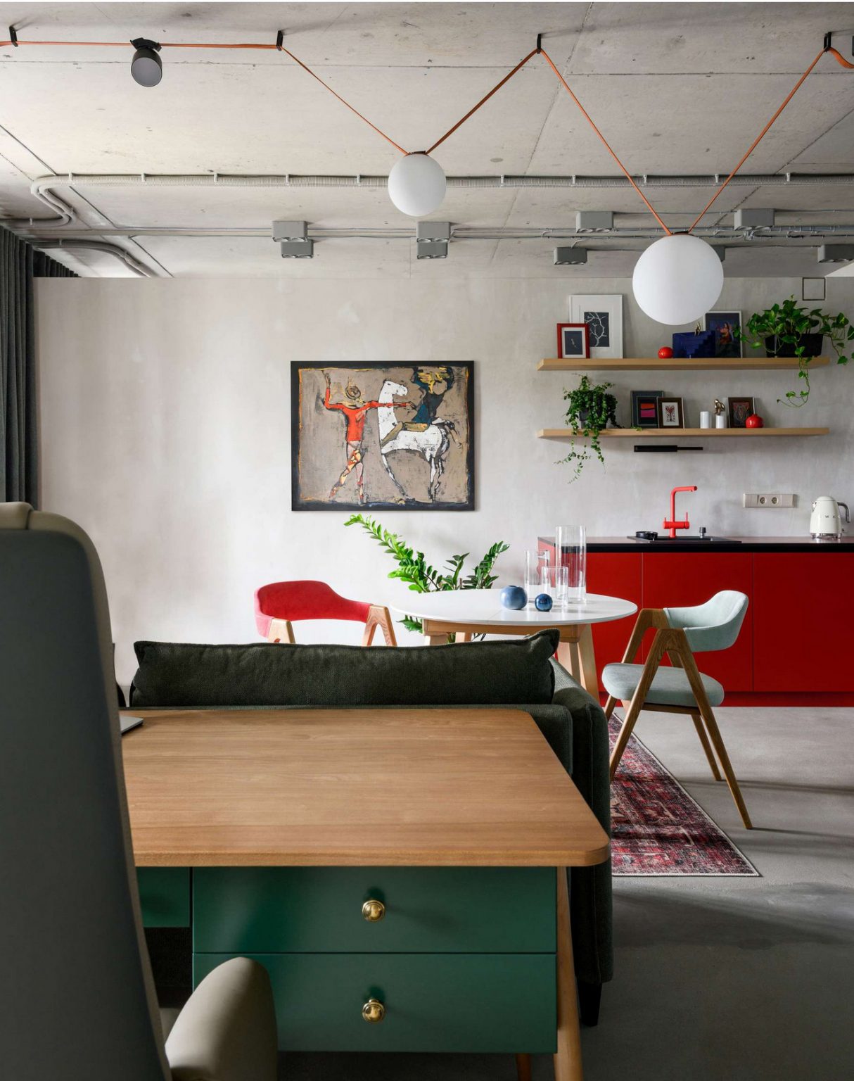 cuisine rouge salon appartement 55m2 murs et plafond béton pavés de verre décoration colorée et contemporaine