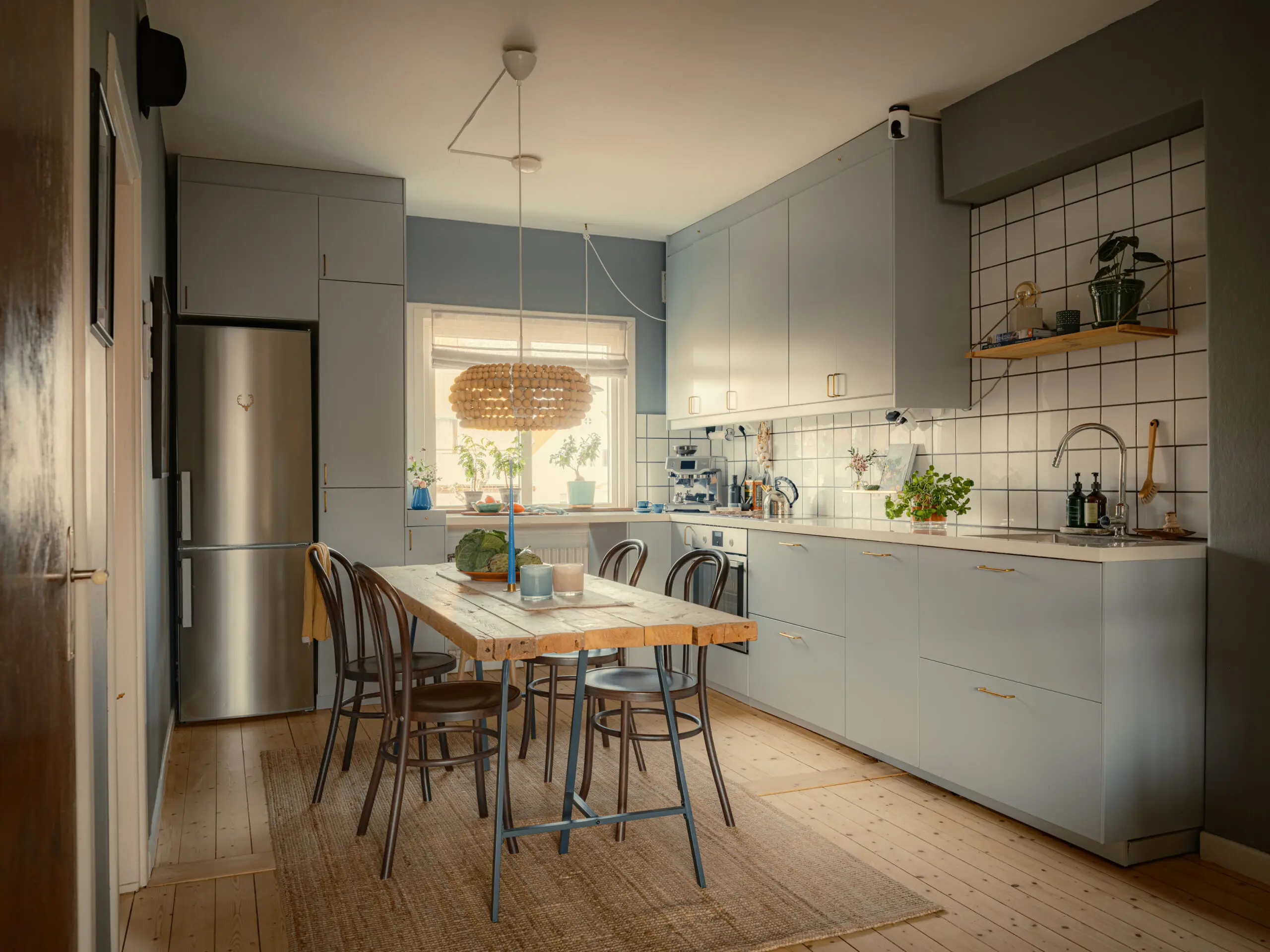 cuisine murs gris bleu appartement 53m2 décoration scandinave et vintage cuisine murs gris bleu appartement 53m2 décoration scandinave et vintage