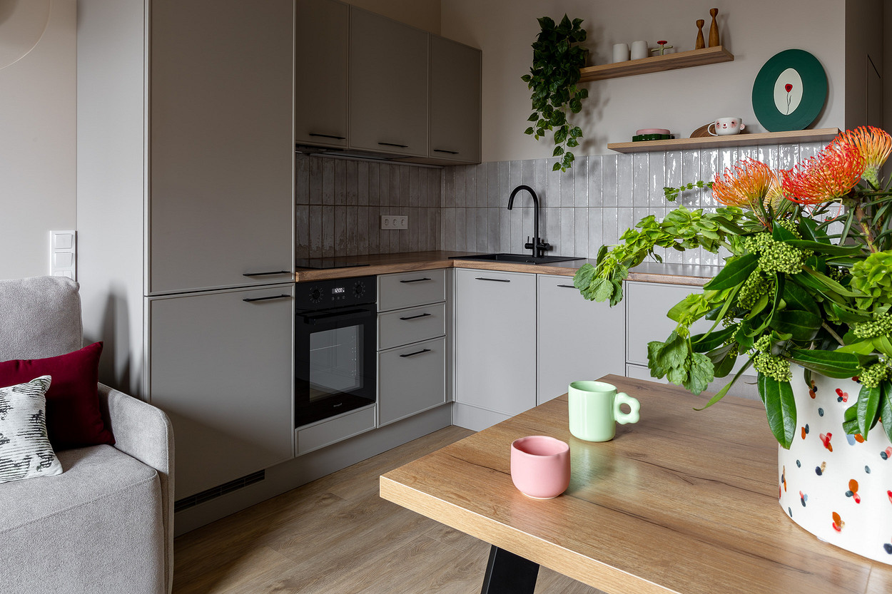 cuisine ouverte grise décoration contemporaine appartement étudiant de 37m2 cuisine ouverte grise décoration contemporaine appartement étudiant de 37m2
